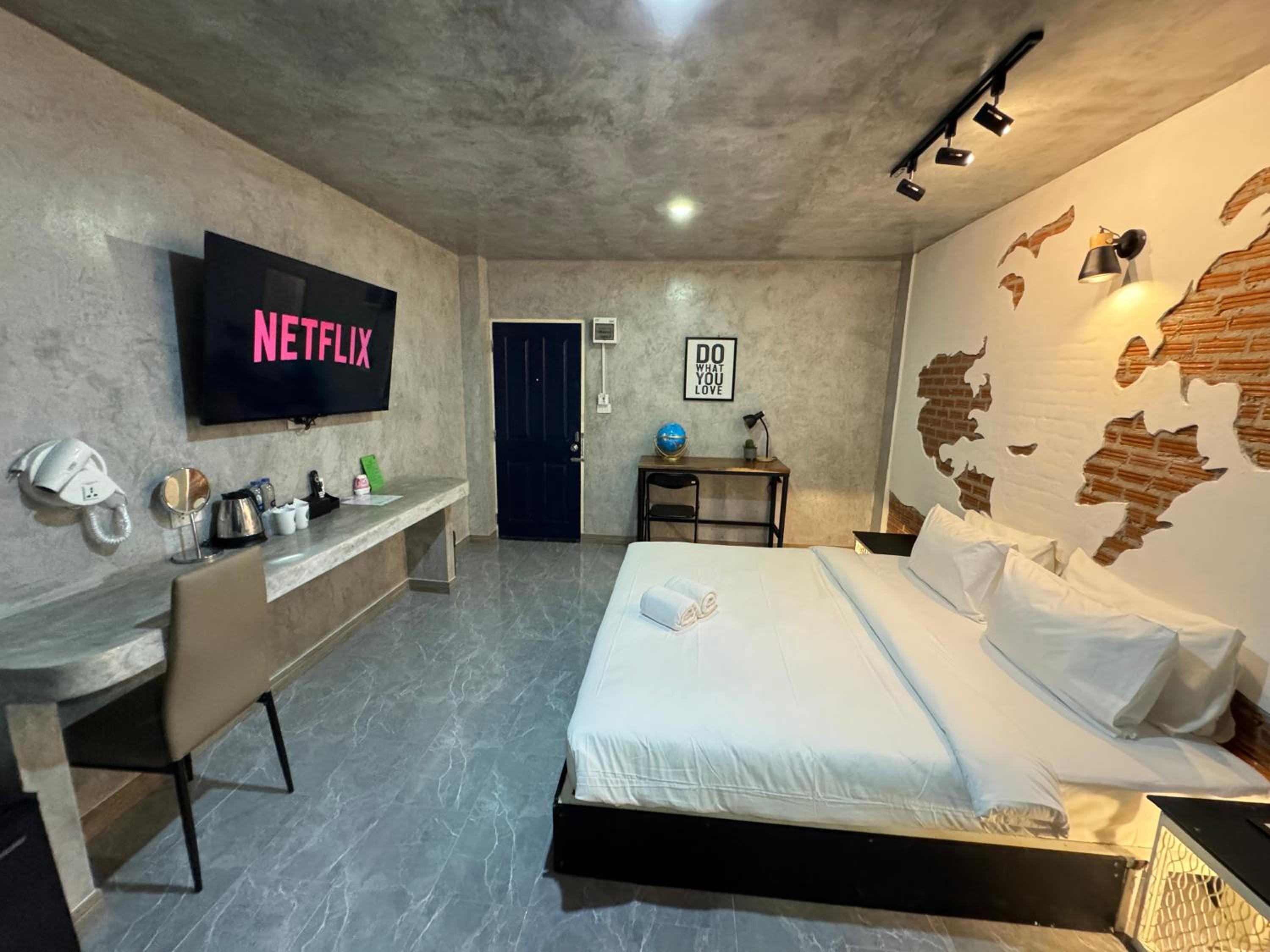 Deluxe King Room - Photo 4