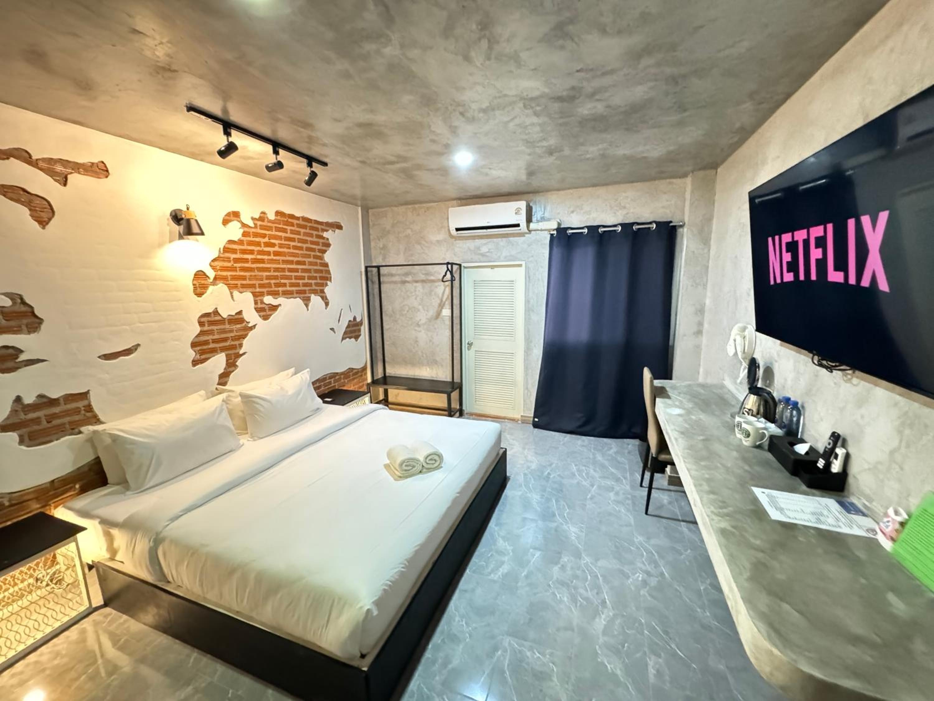 Deluxe King Room - Photo 3