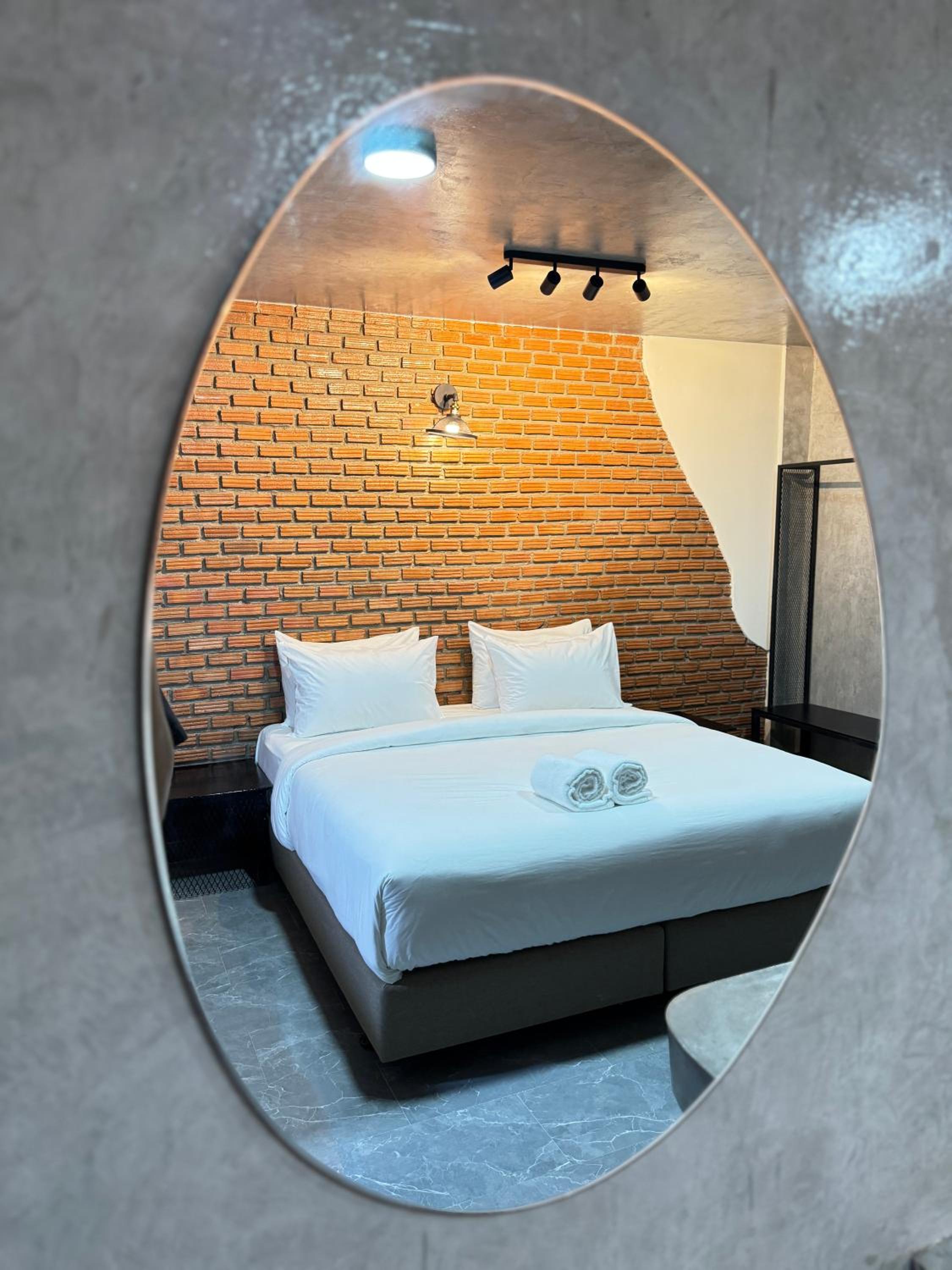 Deluxe King Room - Photo 2