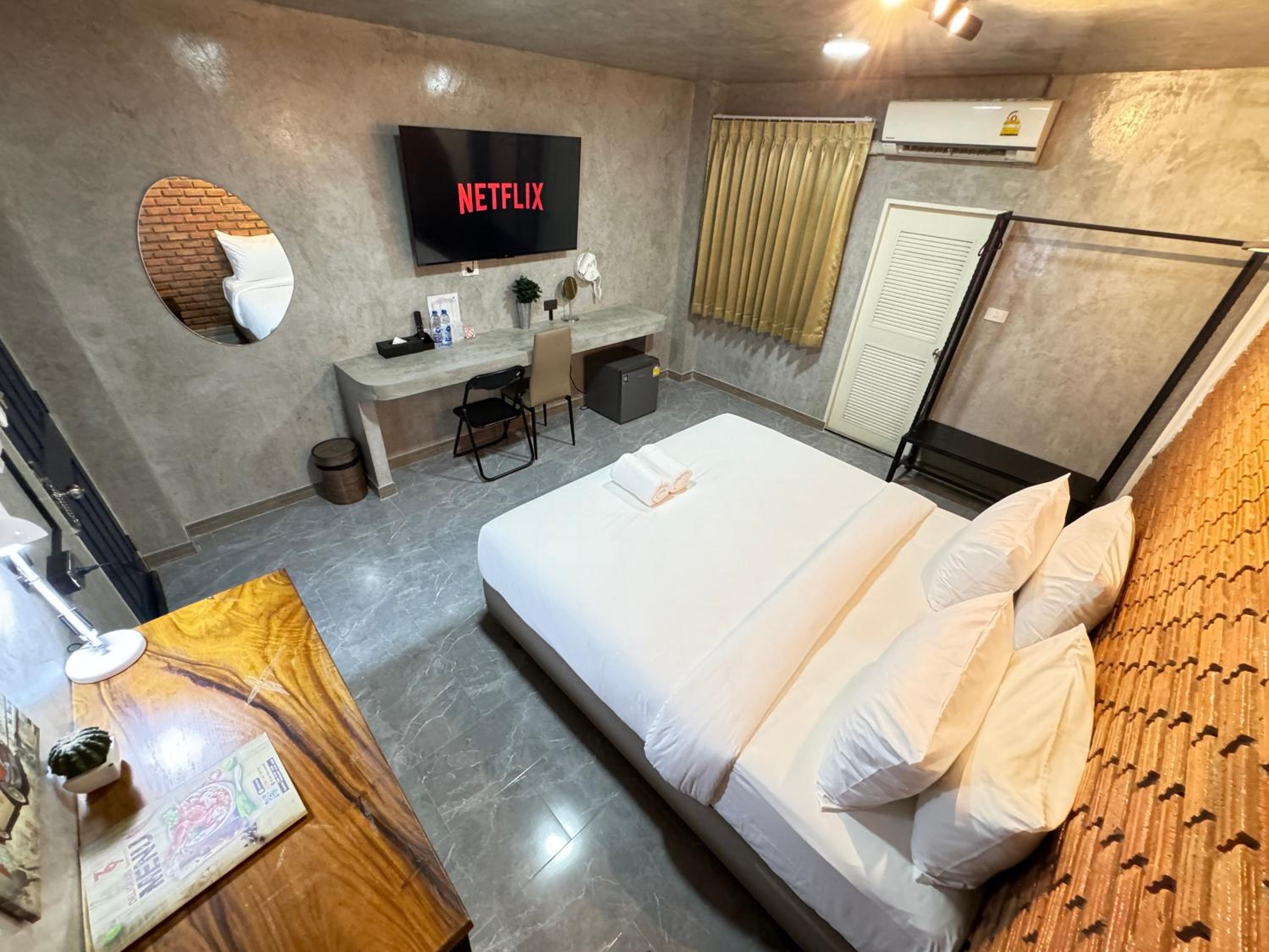 Deluxe King Room - Photo 9