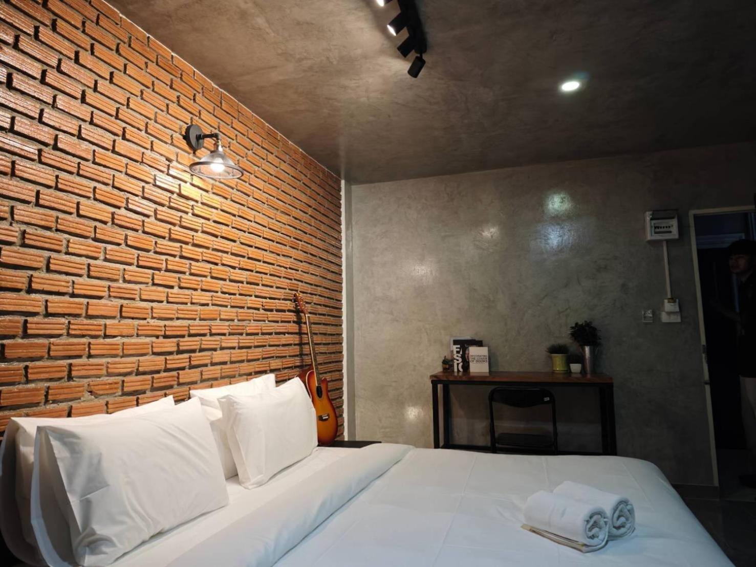 Deluxe King Room - Photo 6