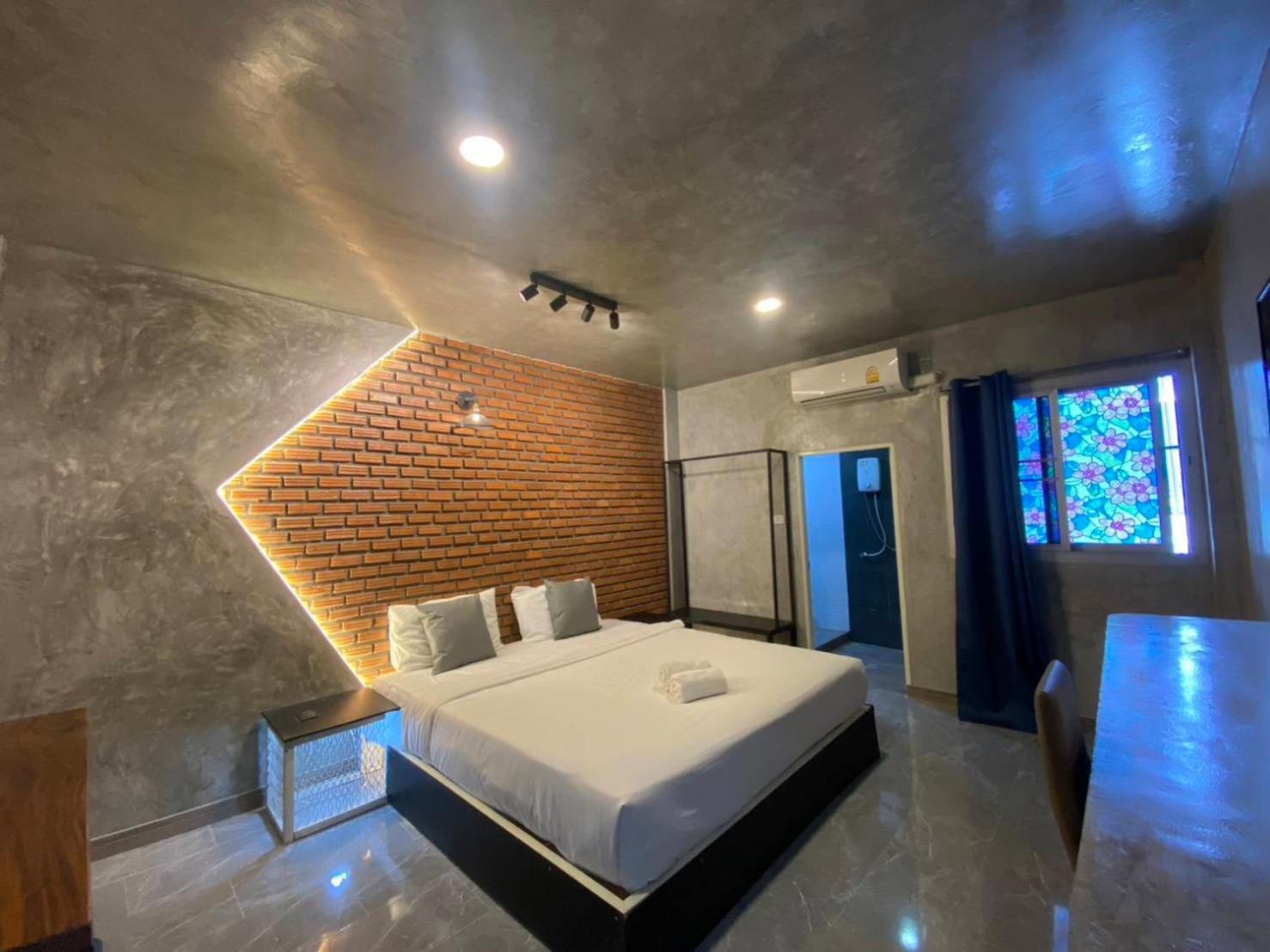 Deluxe King Room - Photo 5