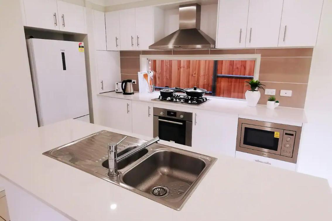 Five-Bedroom House photo 3