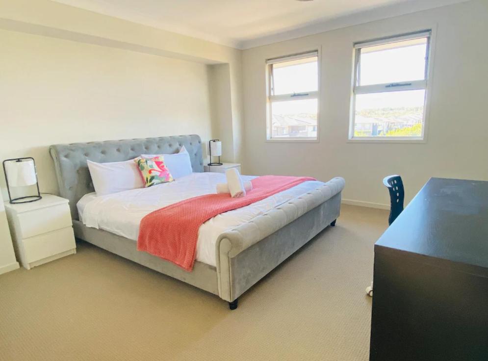 Five-Bedroom House photo 1