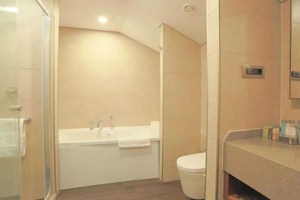 One-Bedroom King Suite thumbnail 5