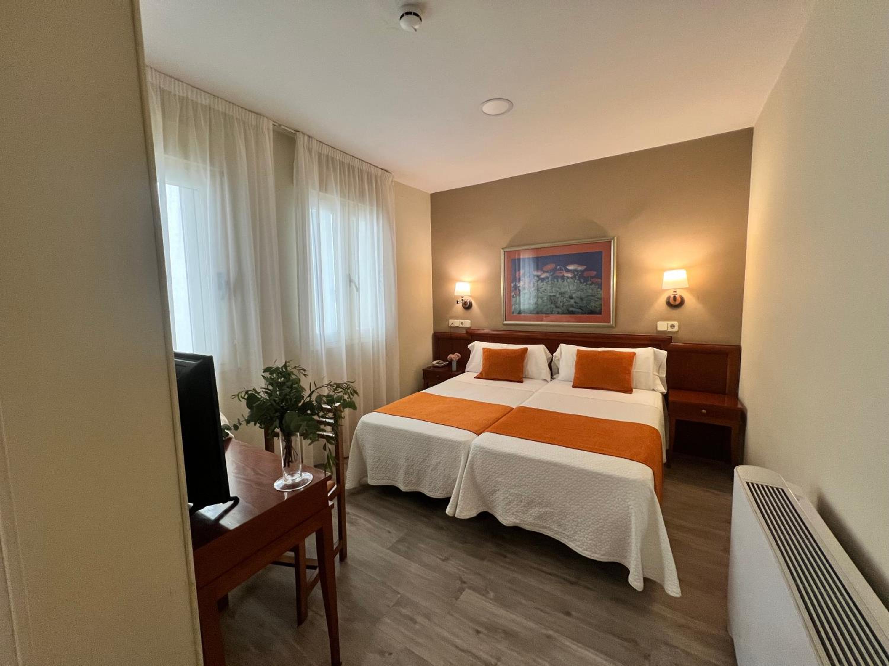 Double or Twin Room - Photo 12