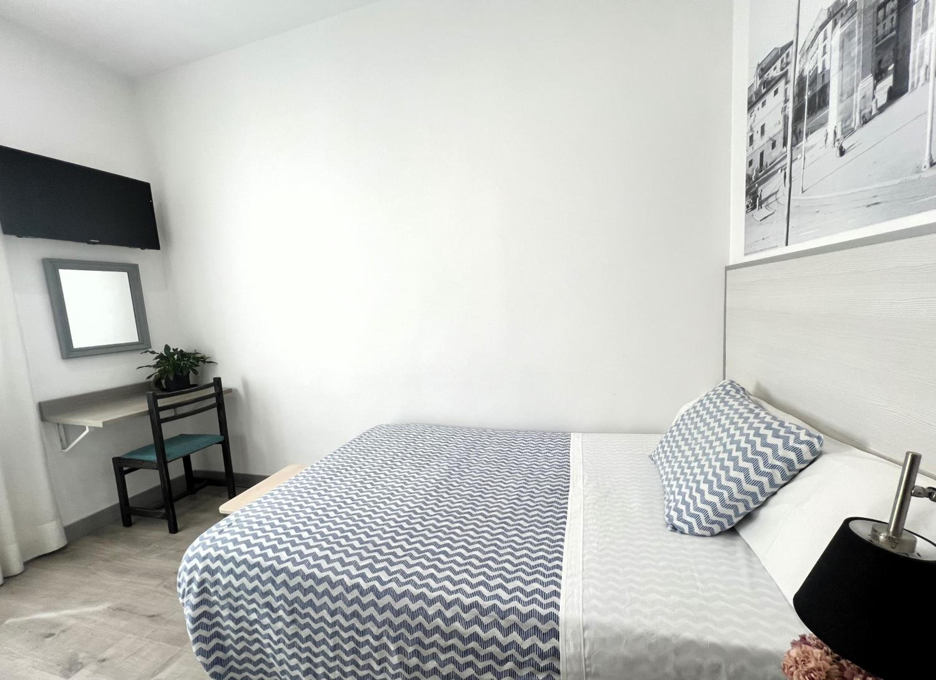 Single Room thumbnail 5