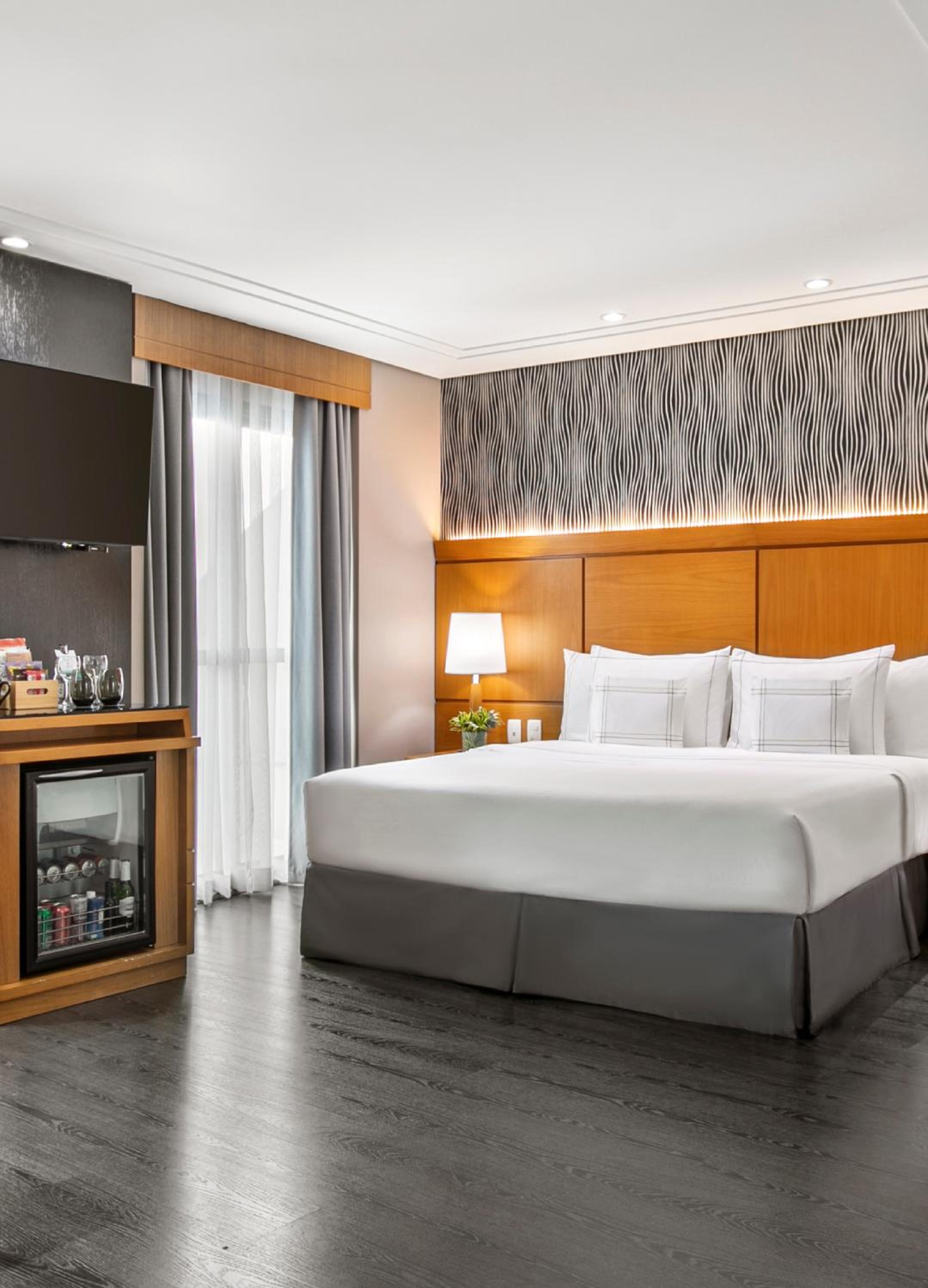 Premium King Room - Photo 15