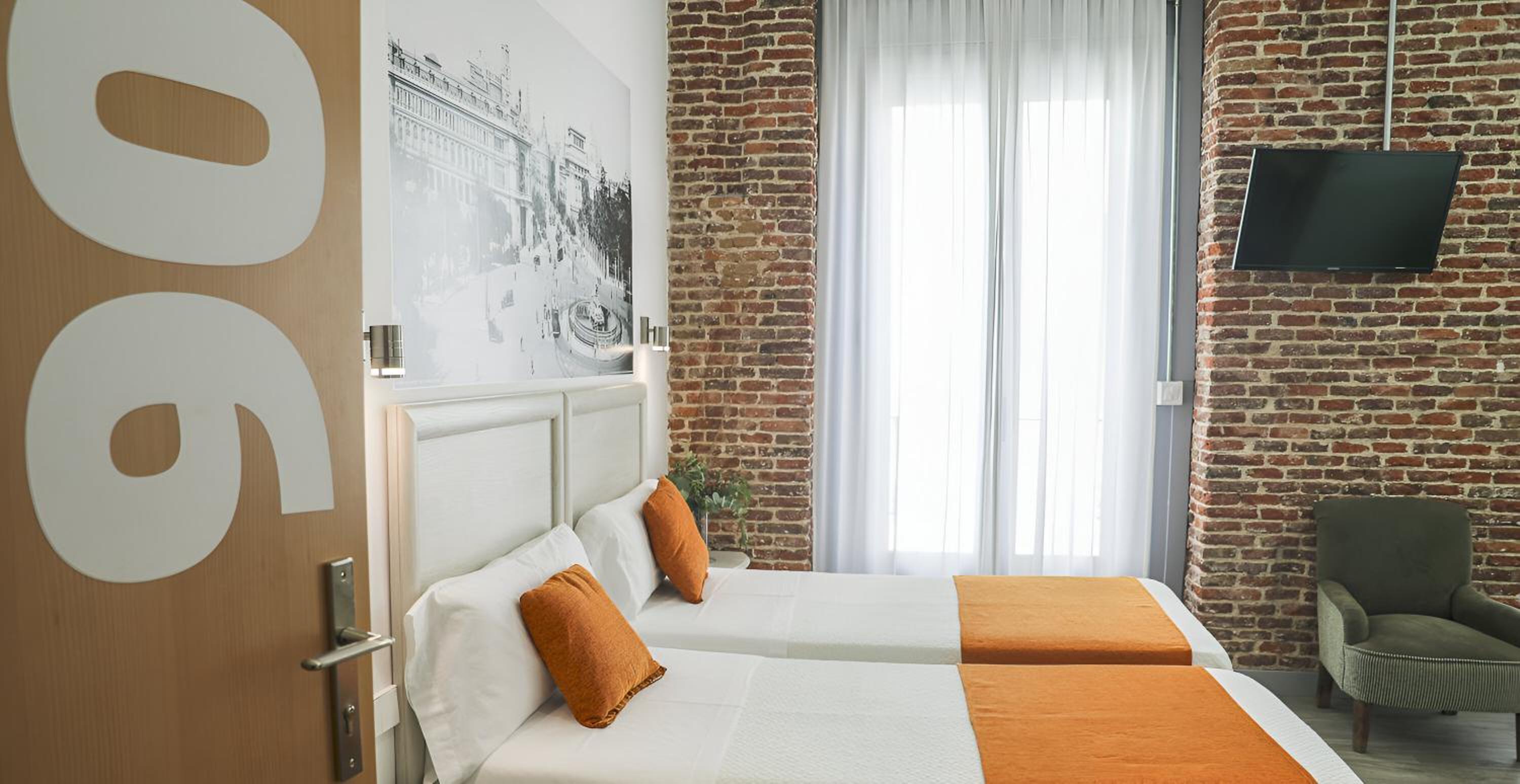 Double or Twin Room with City View thumbnail 5