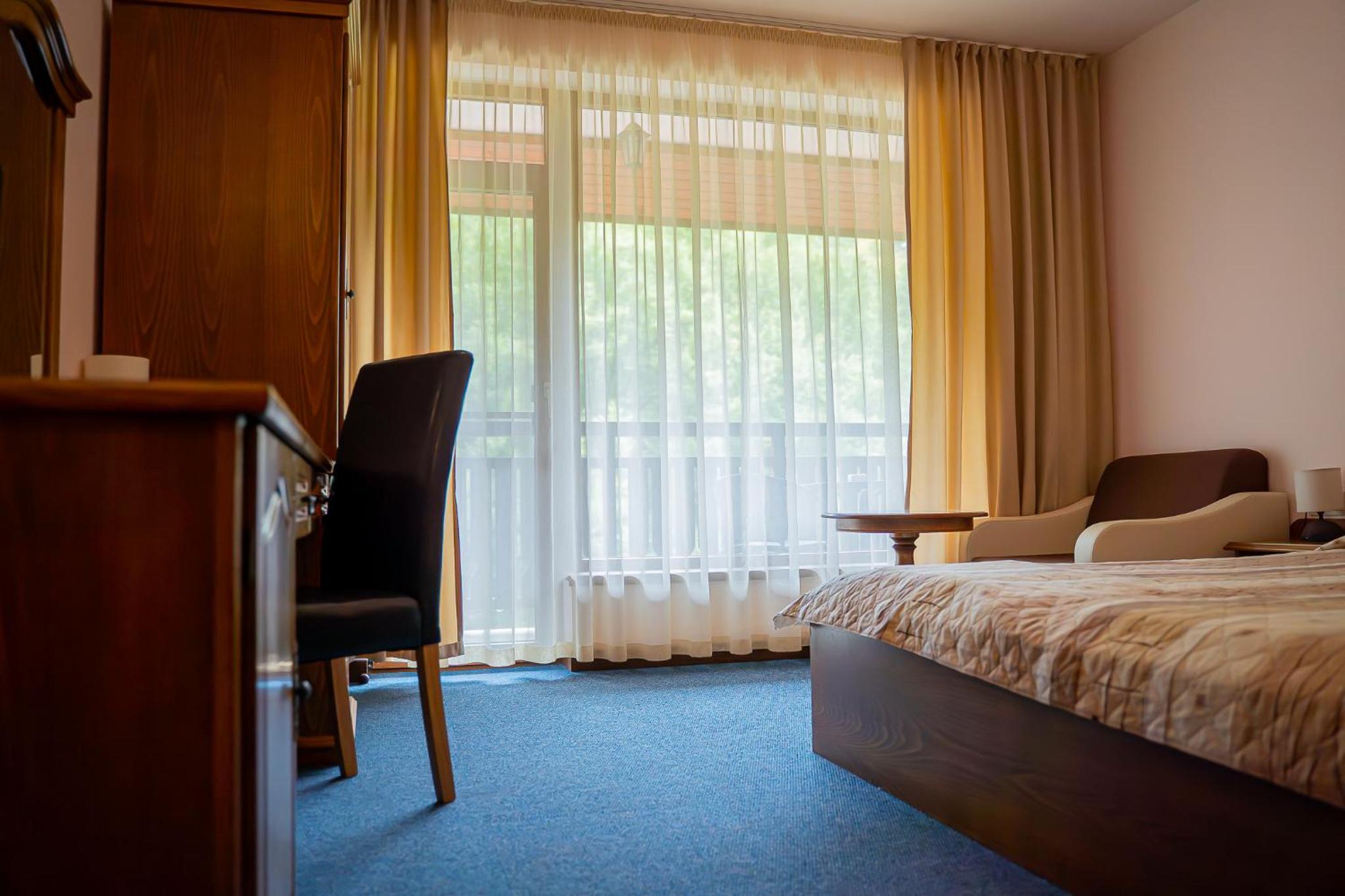 Double or Twin Room (2 Adults + 1 Child) - Photo 6