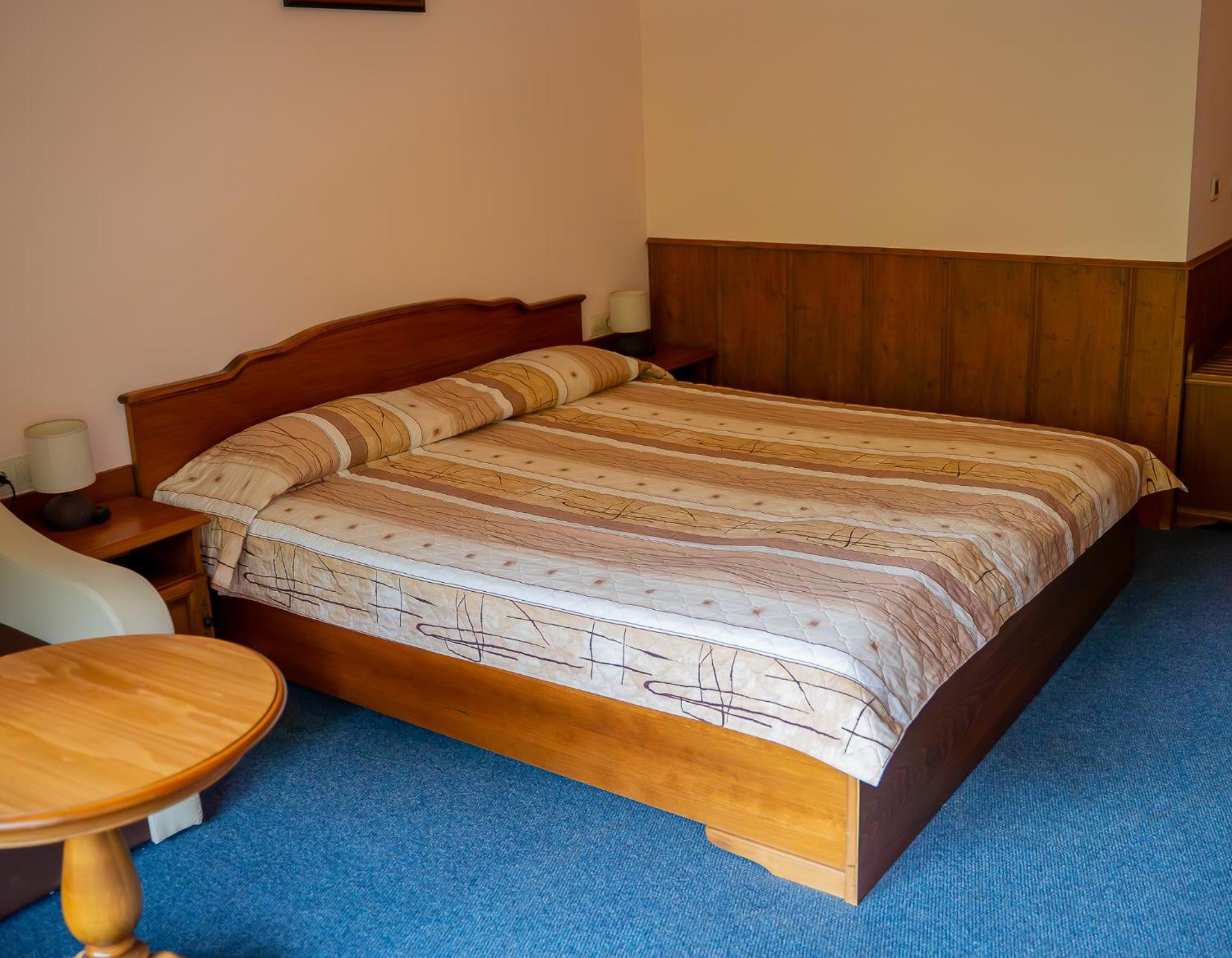 Double or Twin Room (2 Adults + 1 Child) - Photo 8