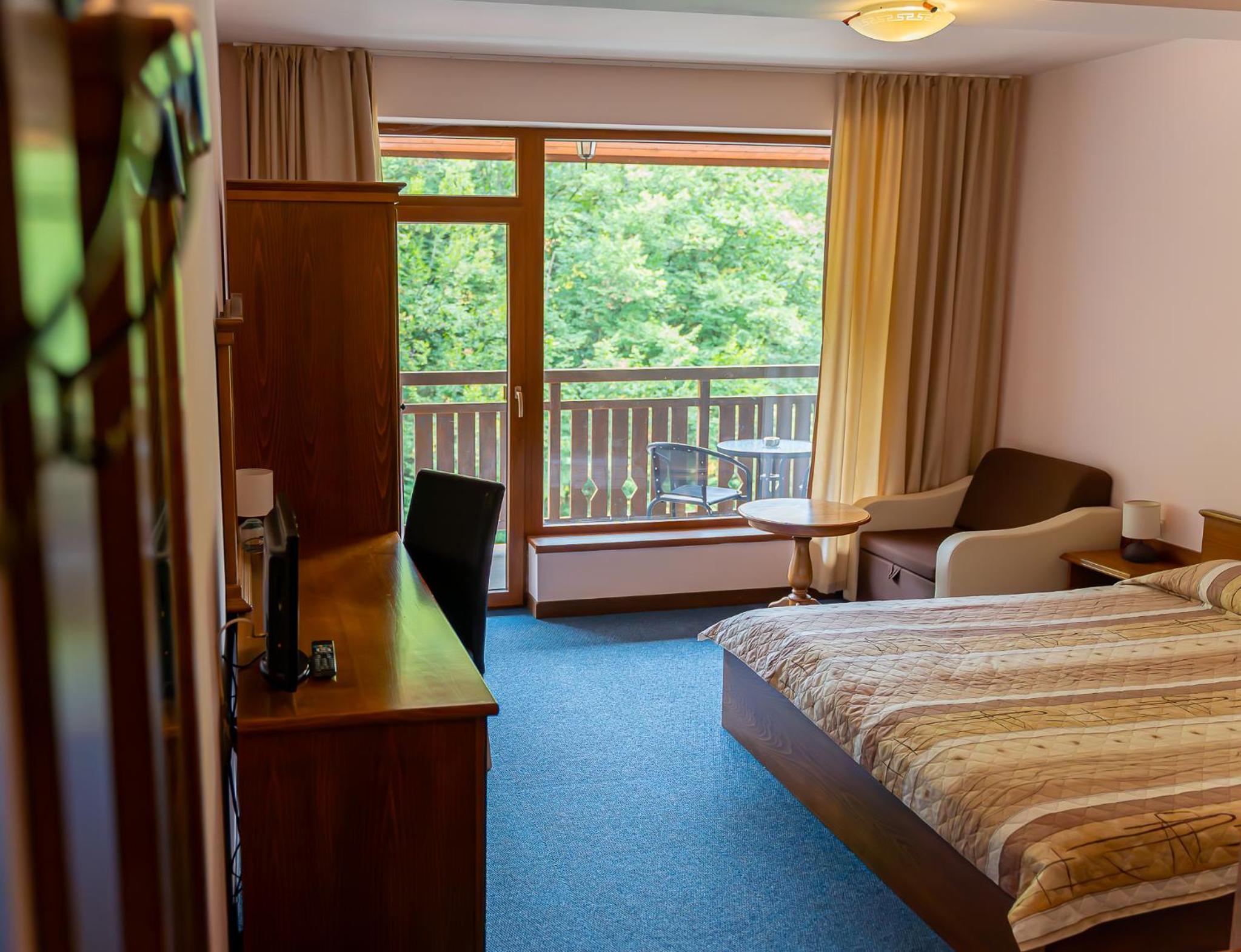 Double or Twin Room (2 Adults + 1 Child) - Photo 11