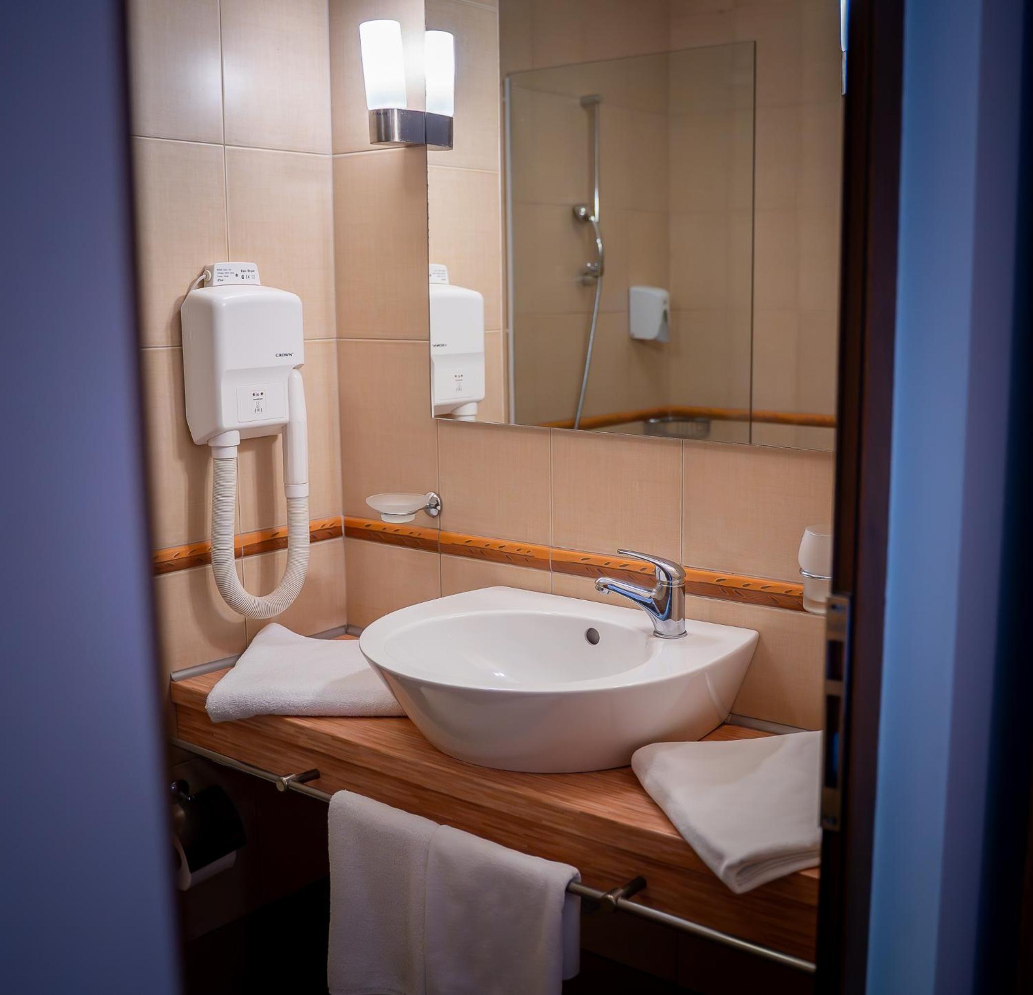 Double or Twin Room (2 Adults + 1 Child) - Photo 12