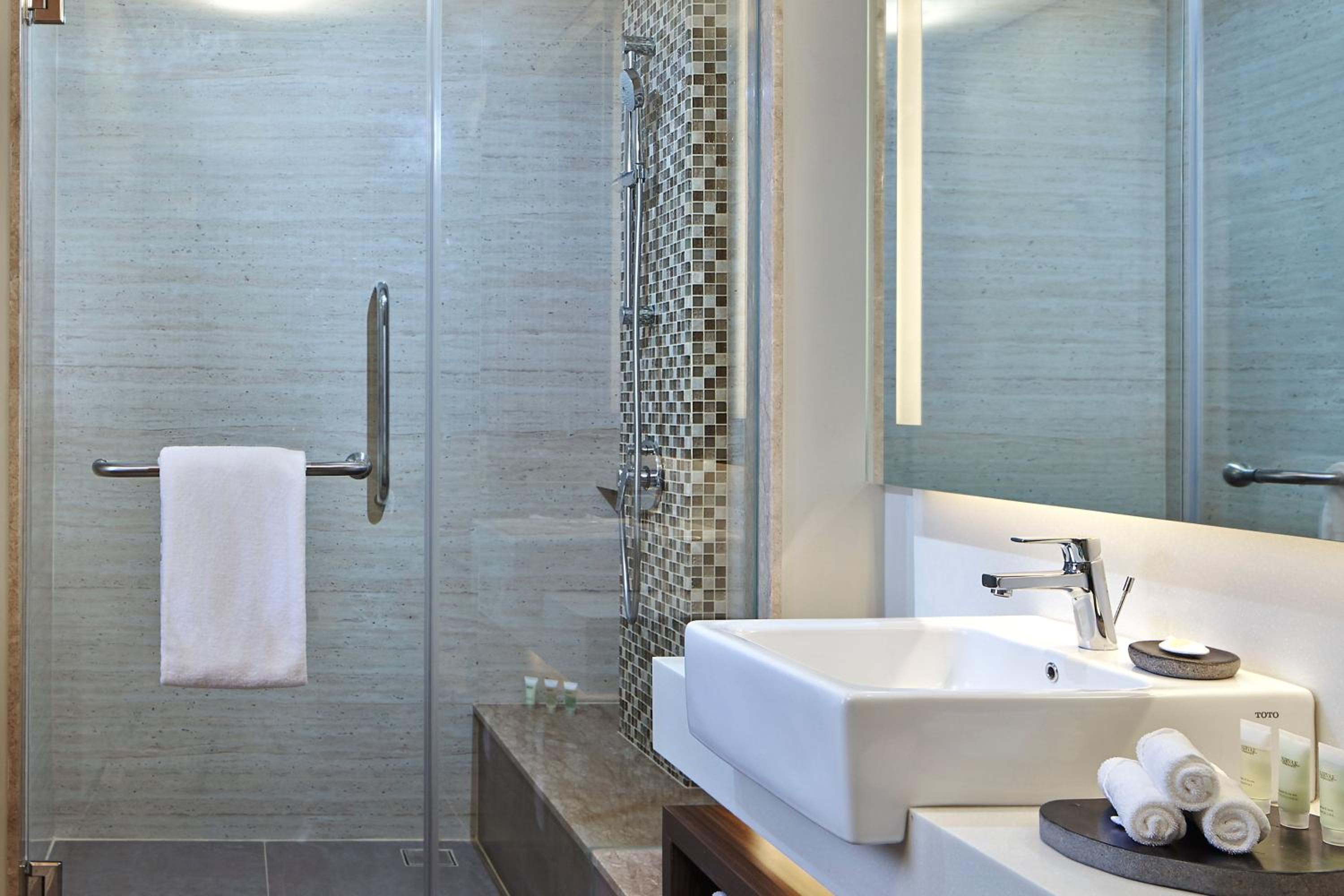 Deluxe King Room with Balcony and City View photo 2