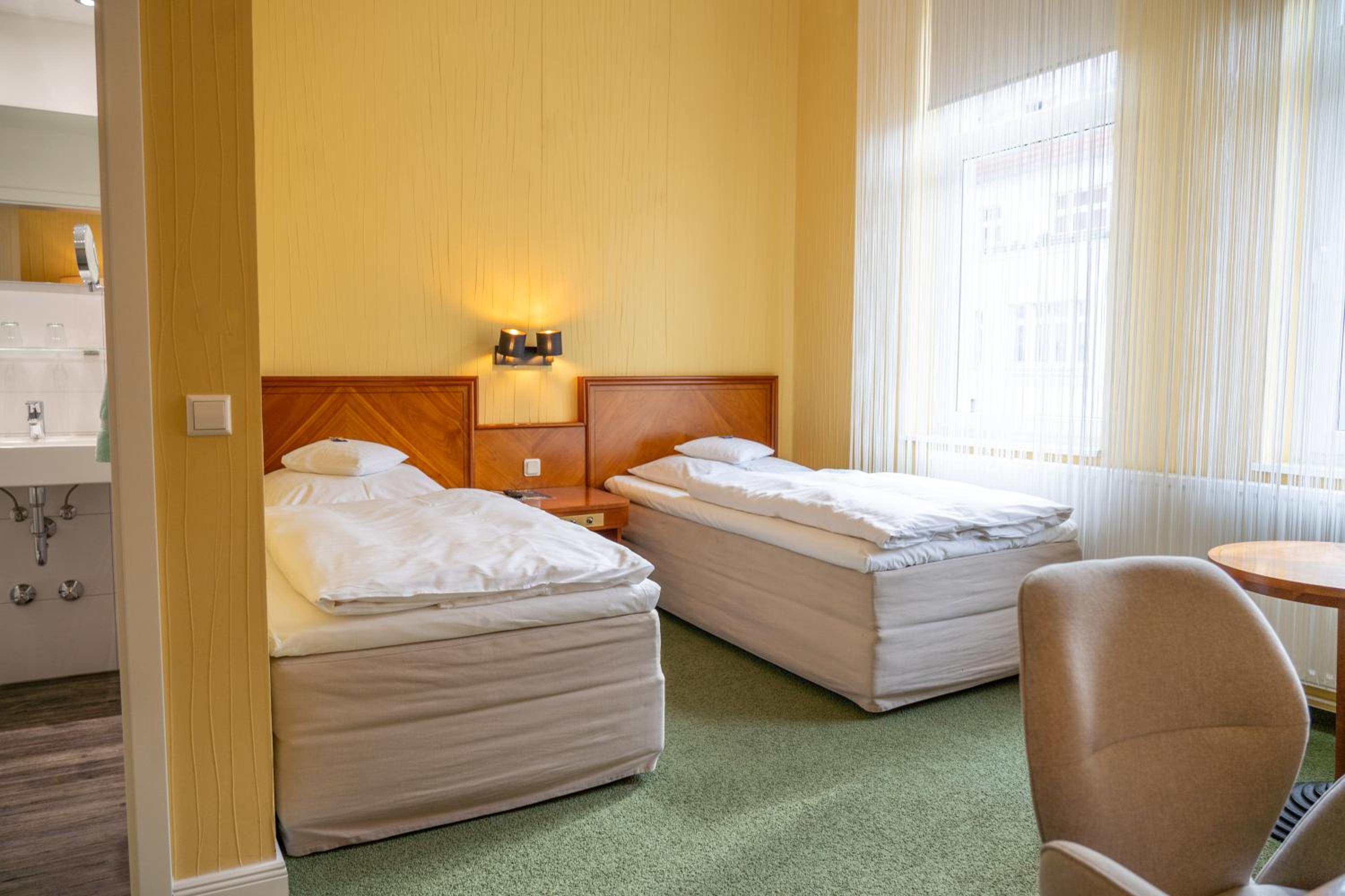 Double Room (1 Adult + 1 Child) - Photo 7
