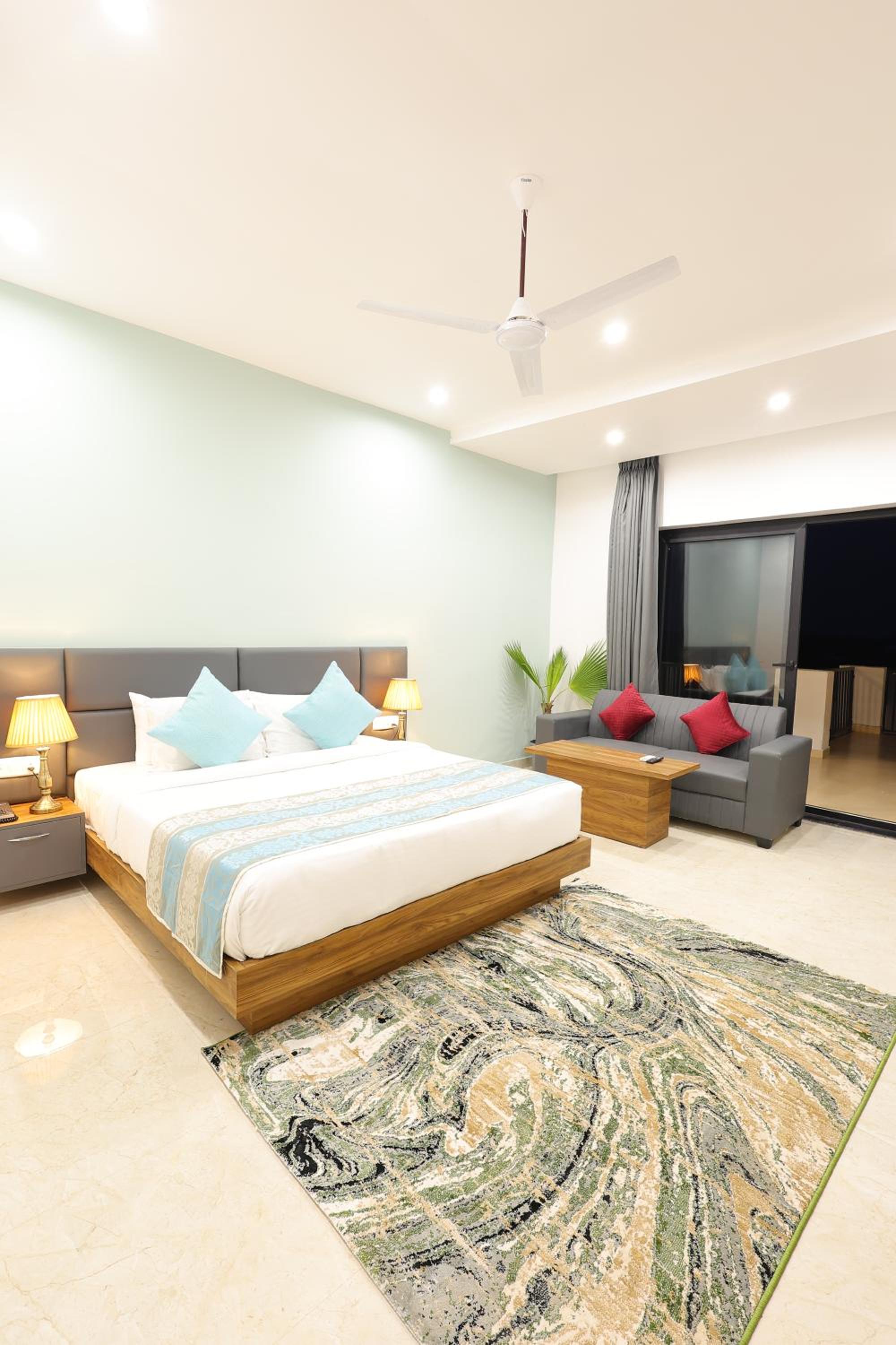 Deluxe Double Room With Balcony photo 2