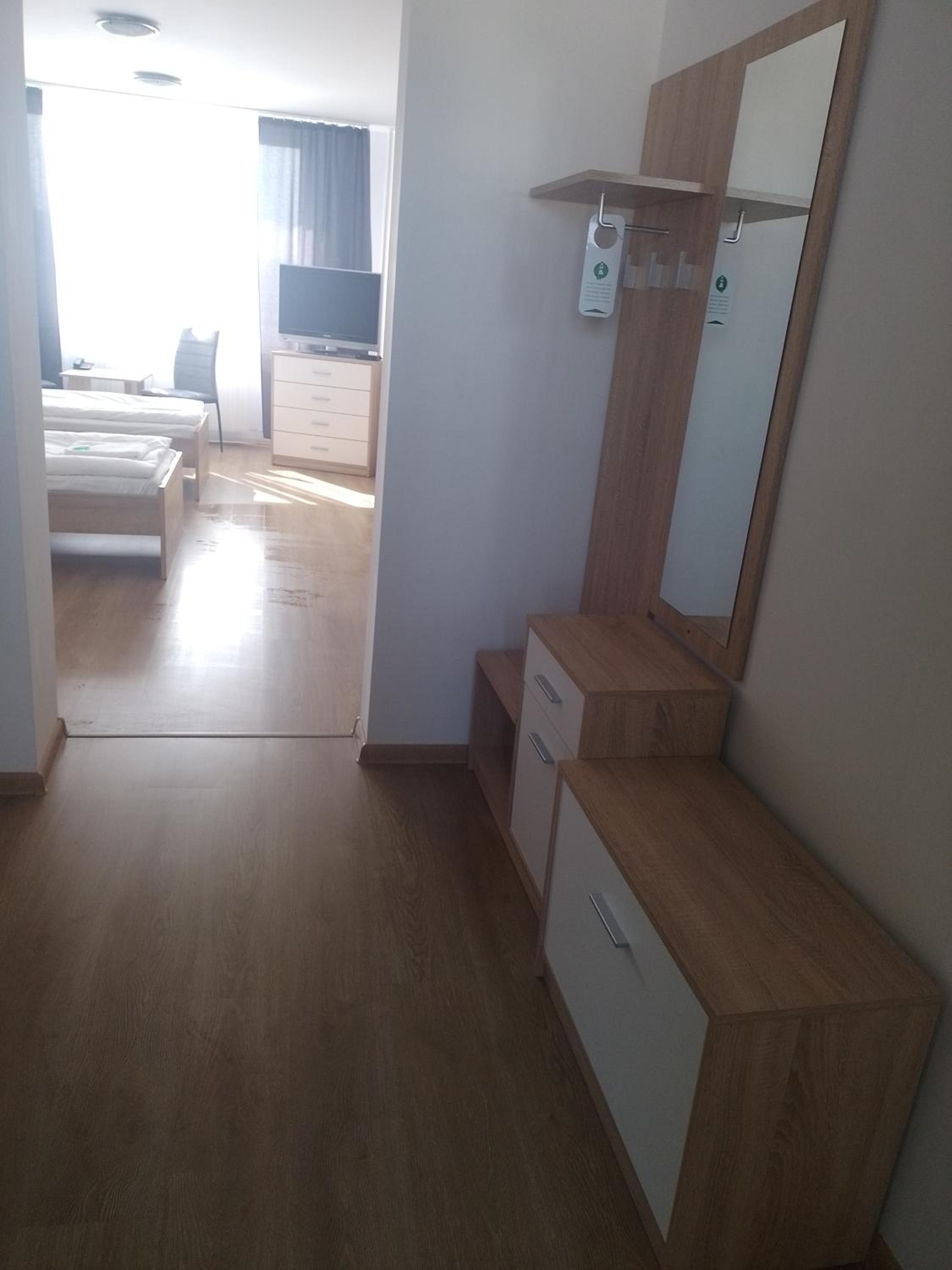 Large Twin Room - Photo 6