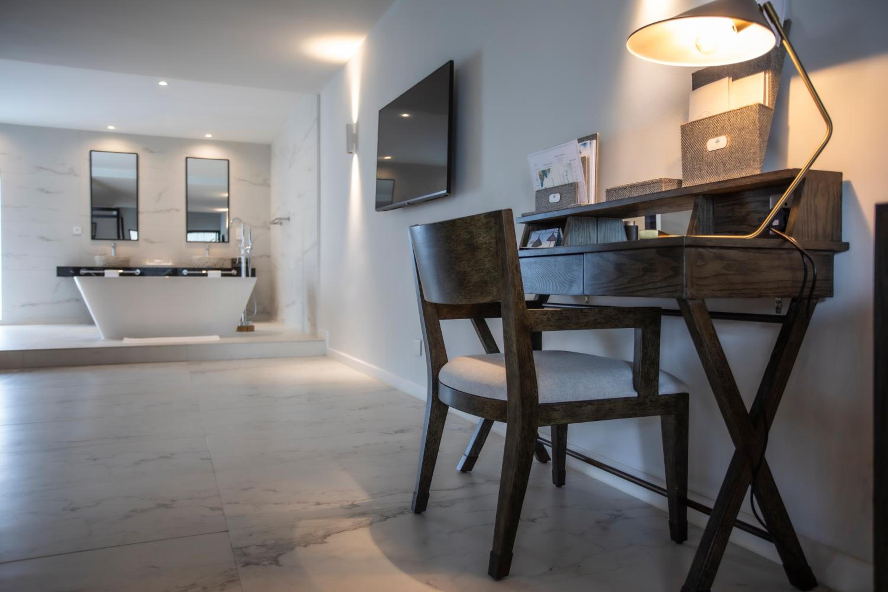 Junior Suite with Bathtub - Photo 4