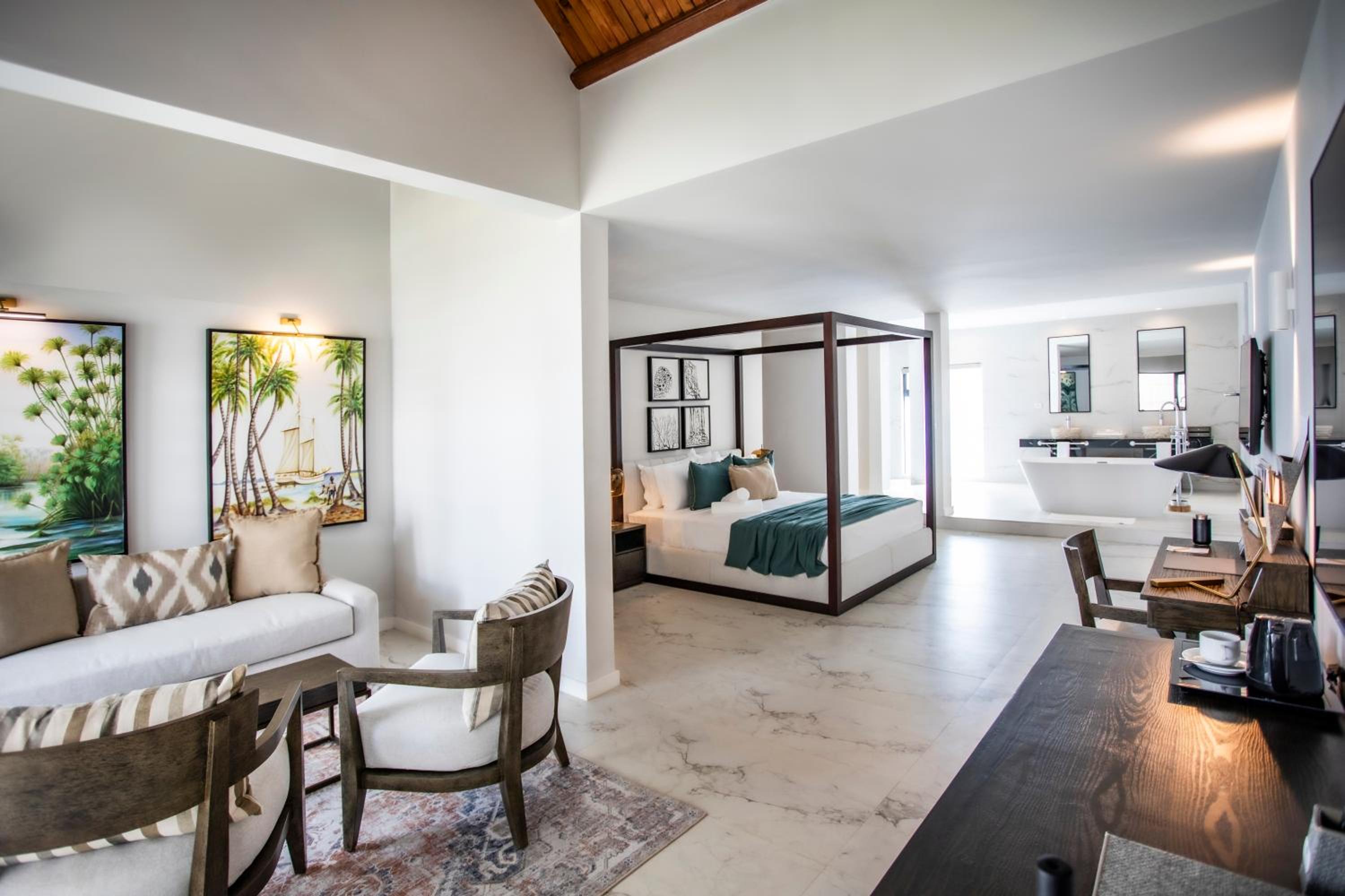 Junior Suite with Bathtub - Photo 1