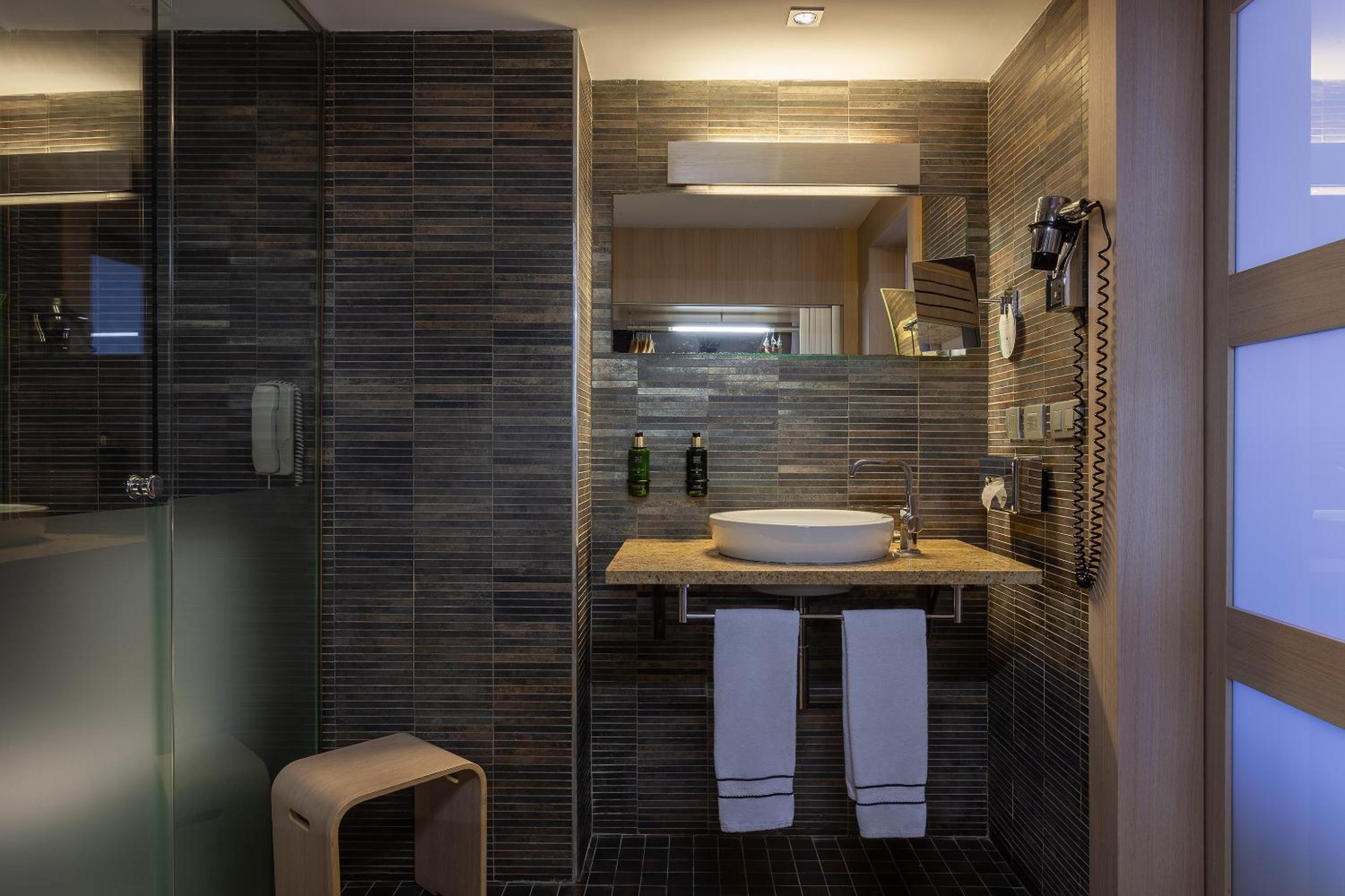Melia Twin Room with Views thumbnail 6