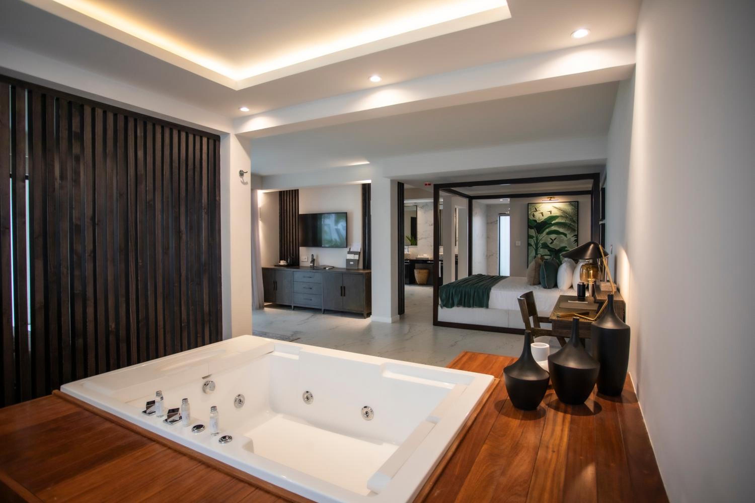   Senior Suite With Jacuzzi - Photo 2