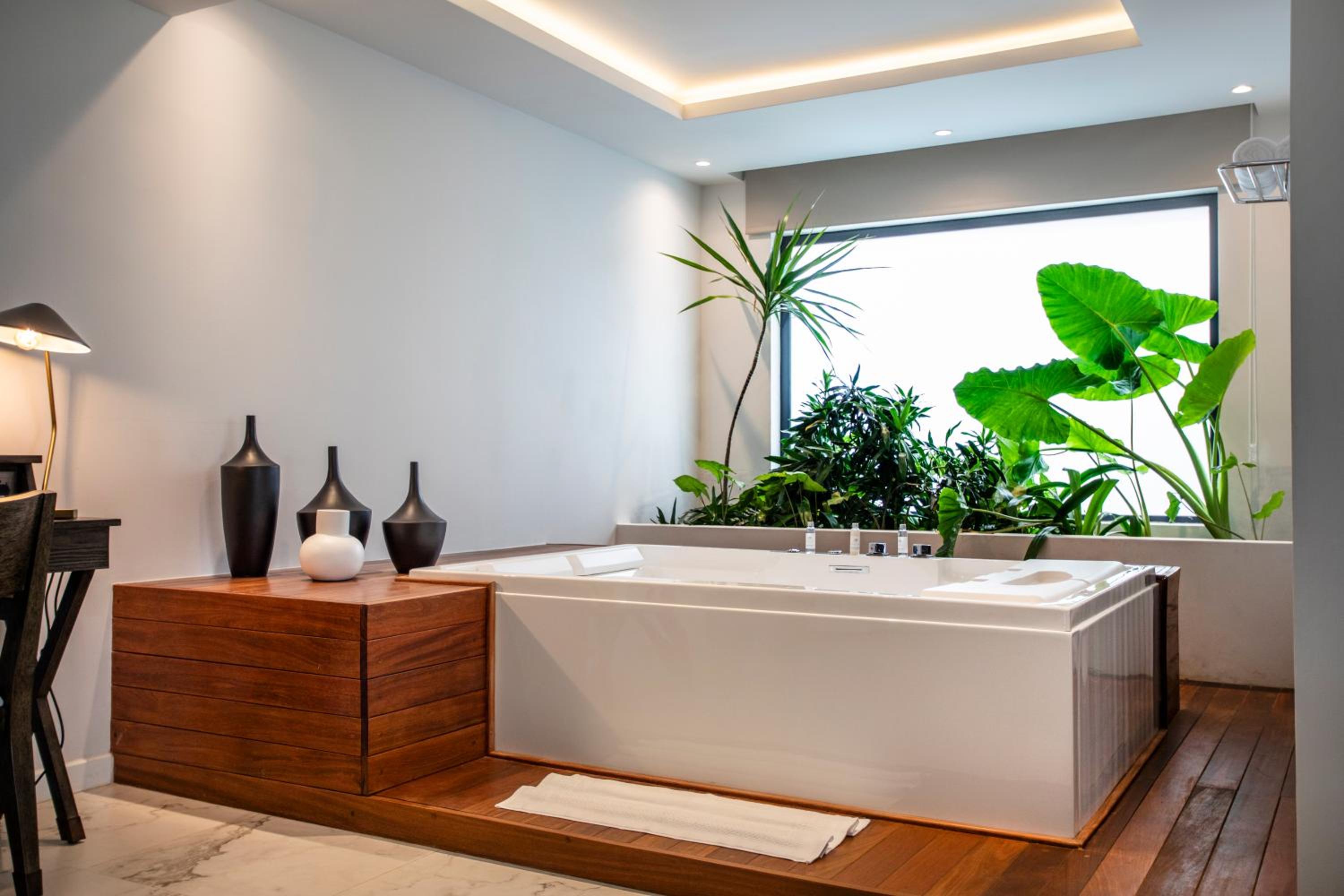   Senior Suite With Jacuzzi - Photo 7