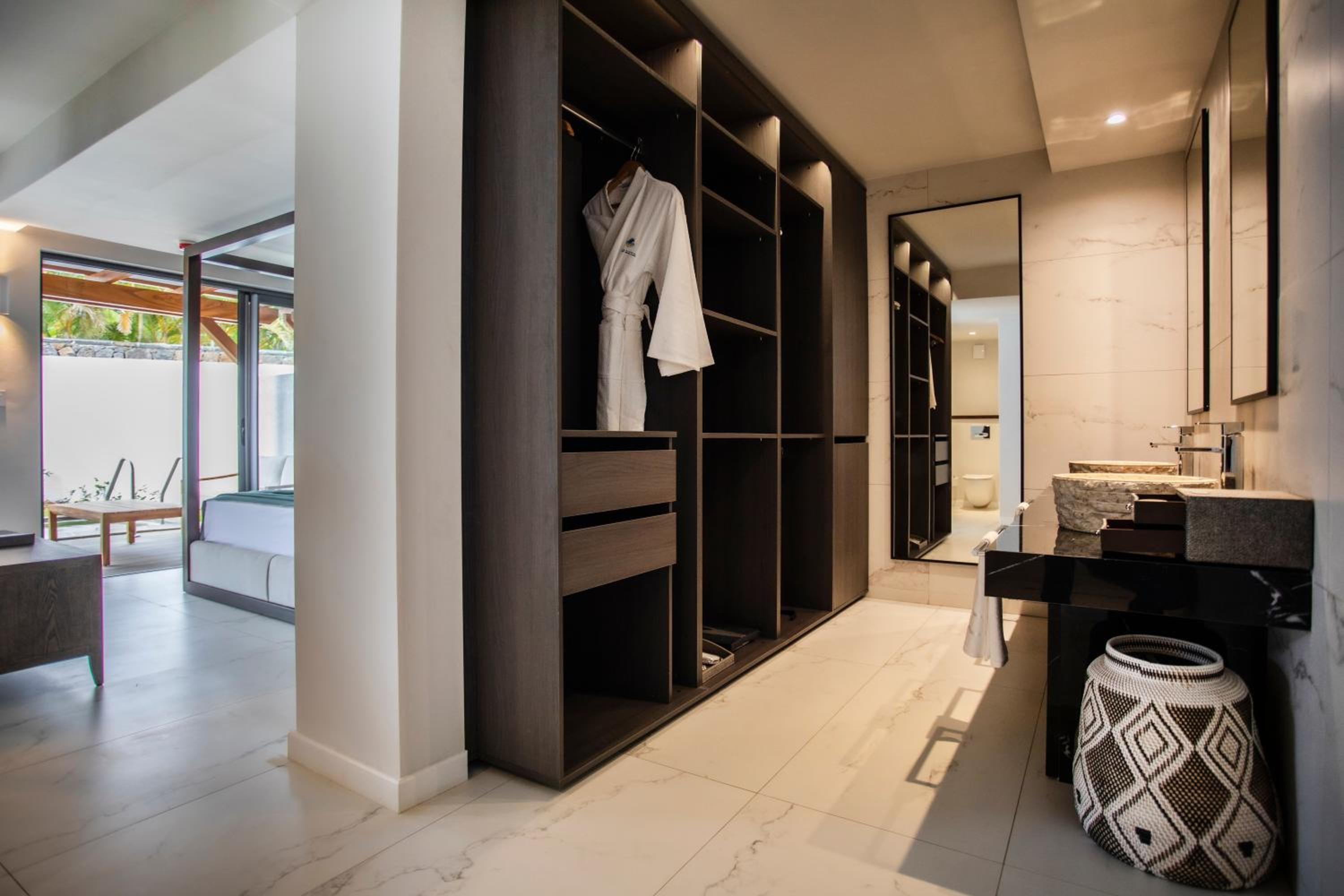 Suite with Private Pool - Photo 8