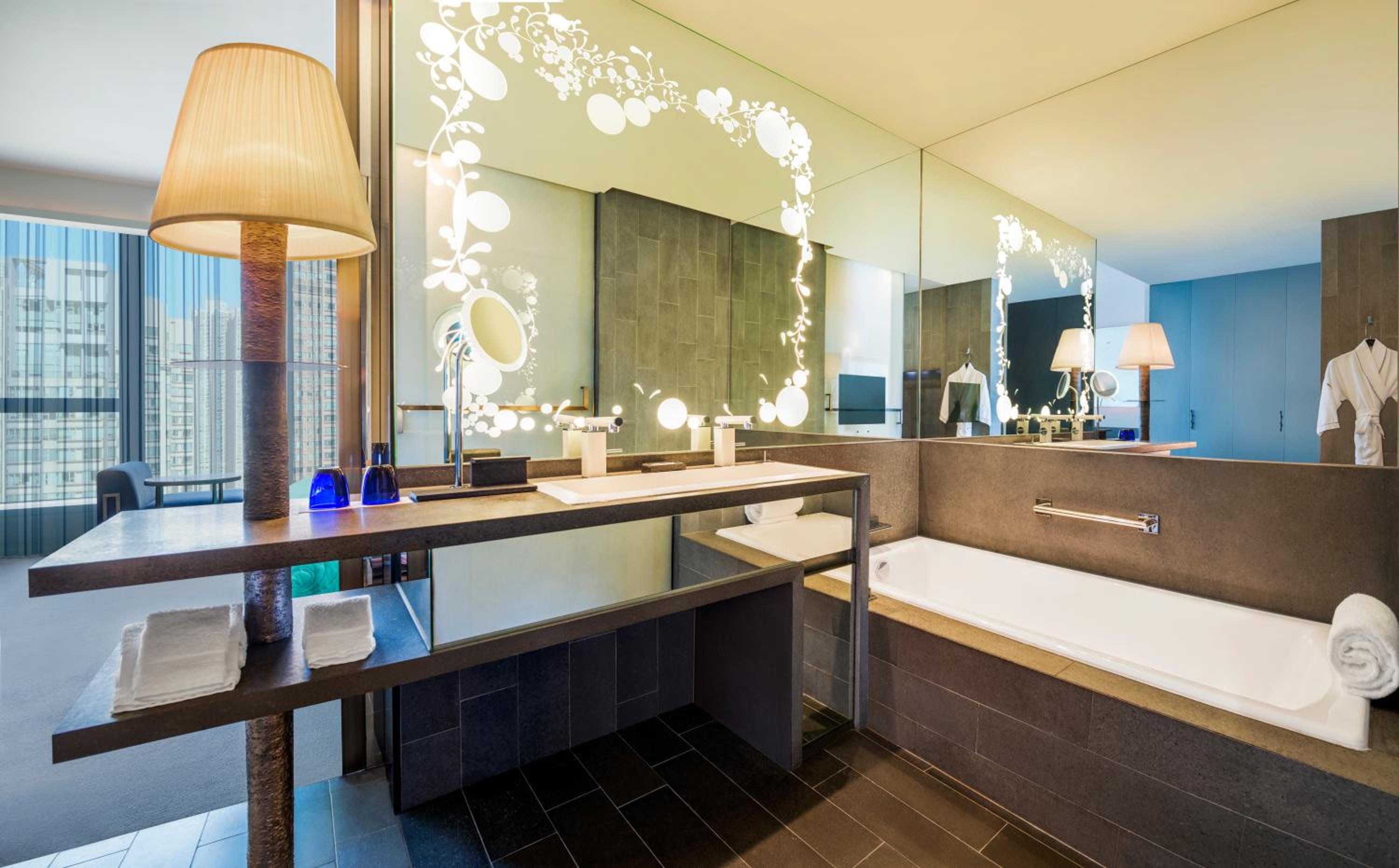 Wonderful Twin Room with City View