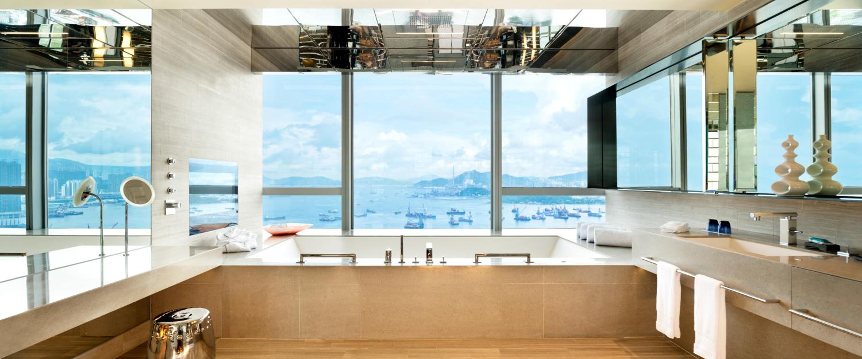 Extreme WOW King Suite with Whirlpool and Skyline View photo