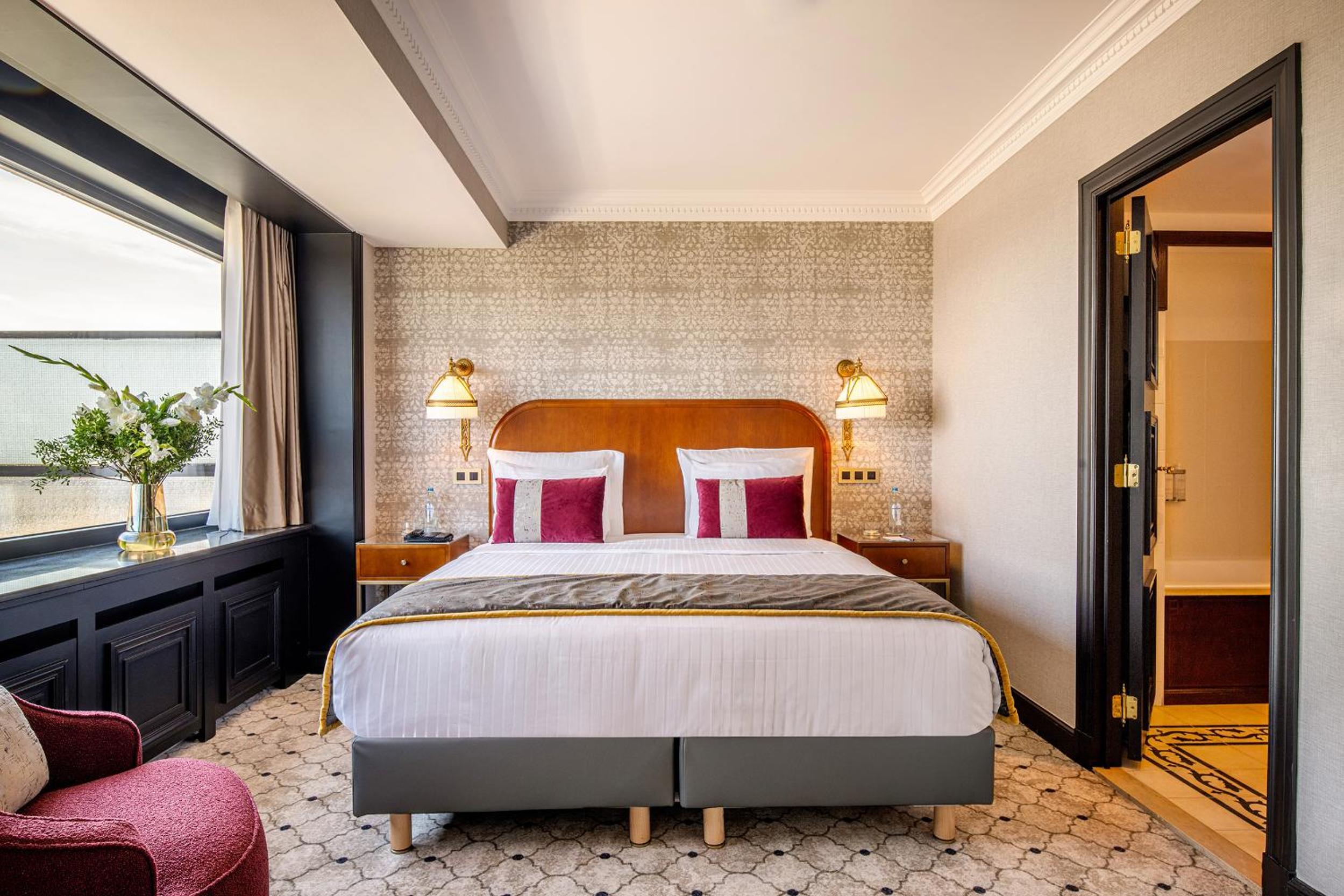 Executive Suite with City View - Photo 5