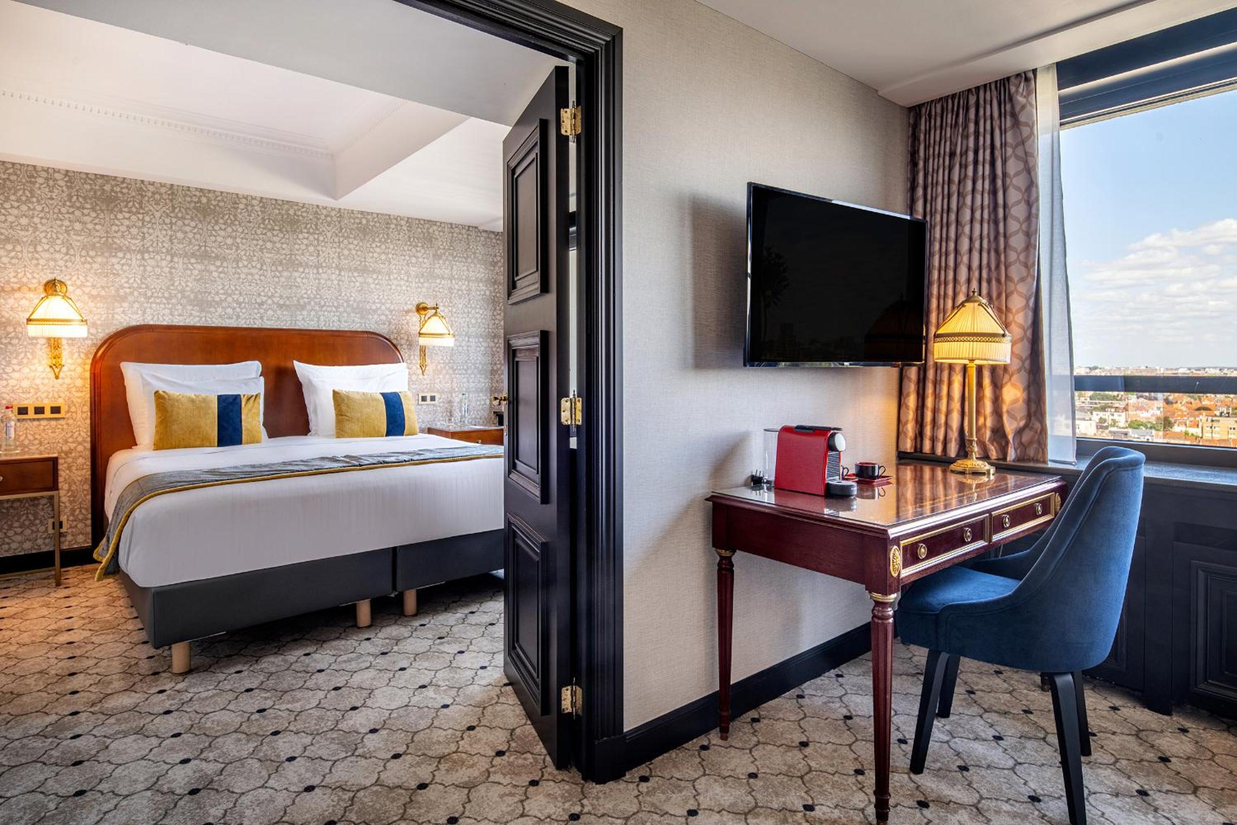 Executive Suite with City View - Photo 8