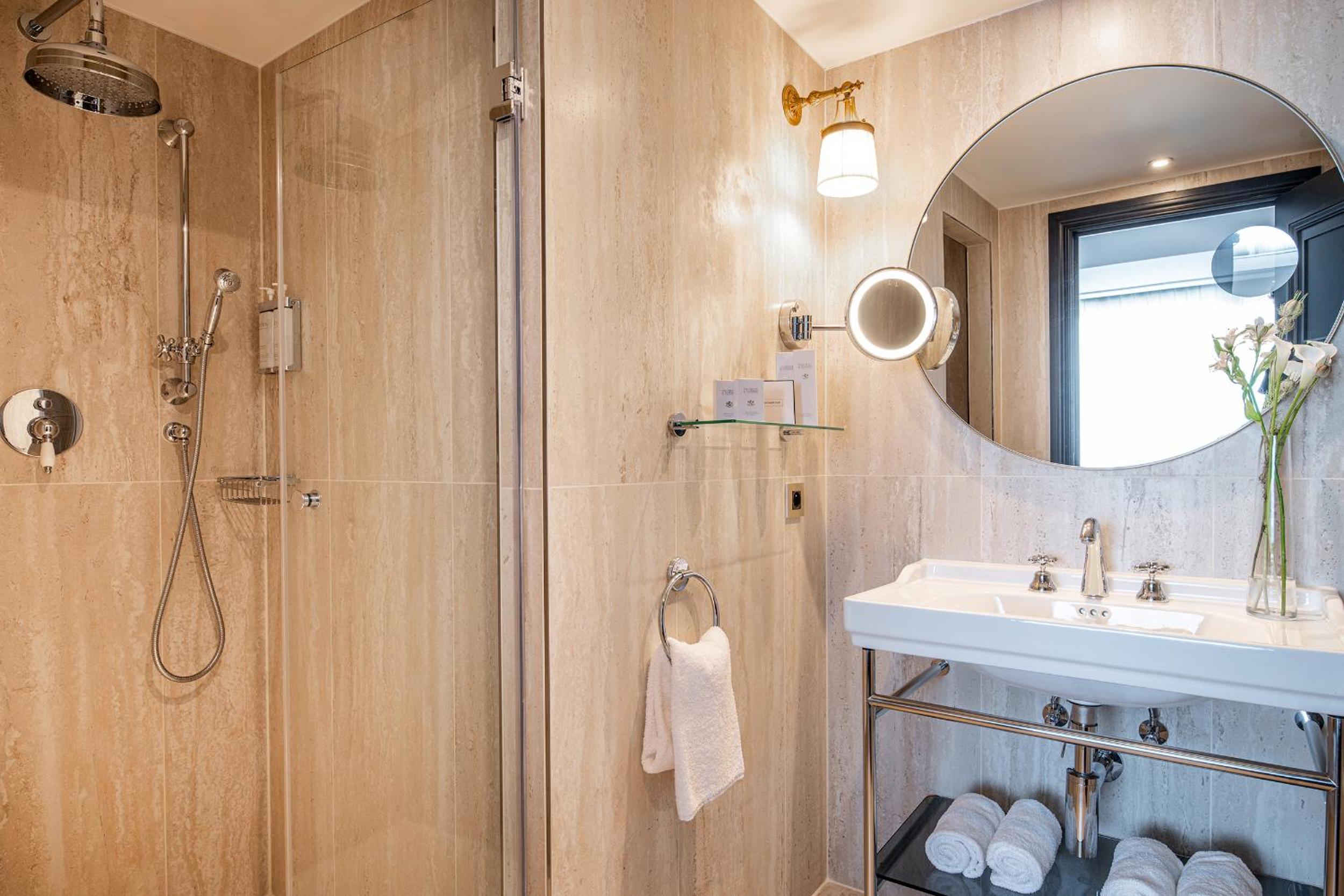 Executive Suite with City View - Photo 2