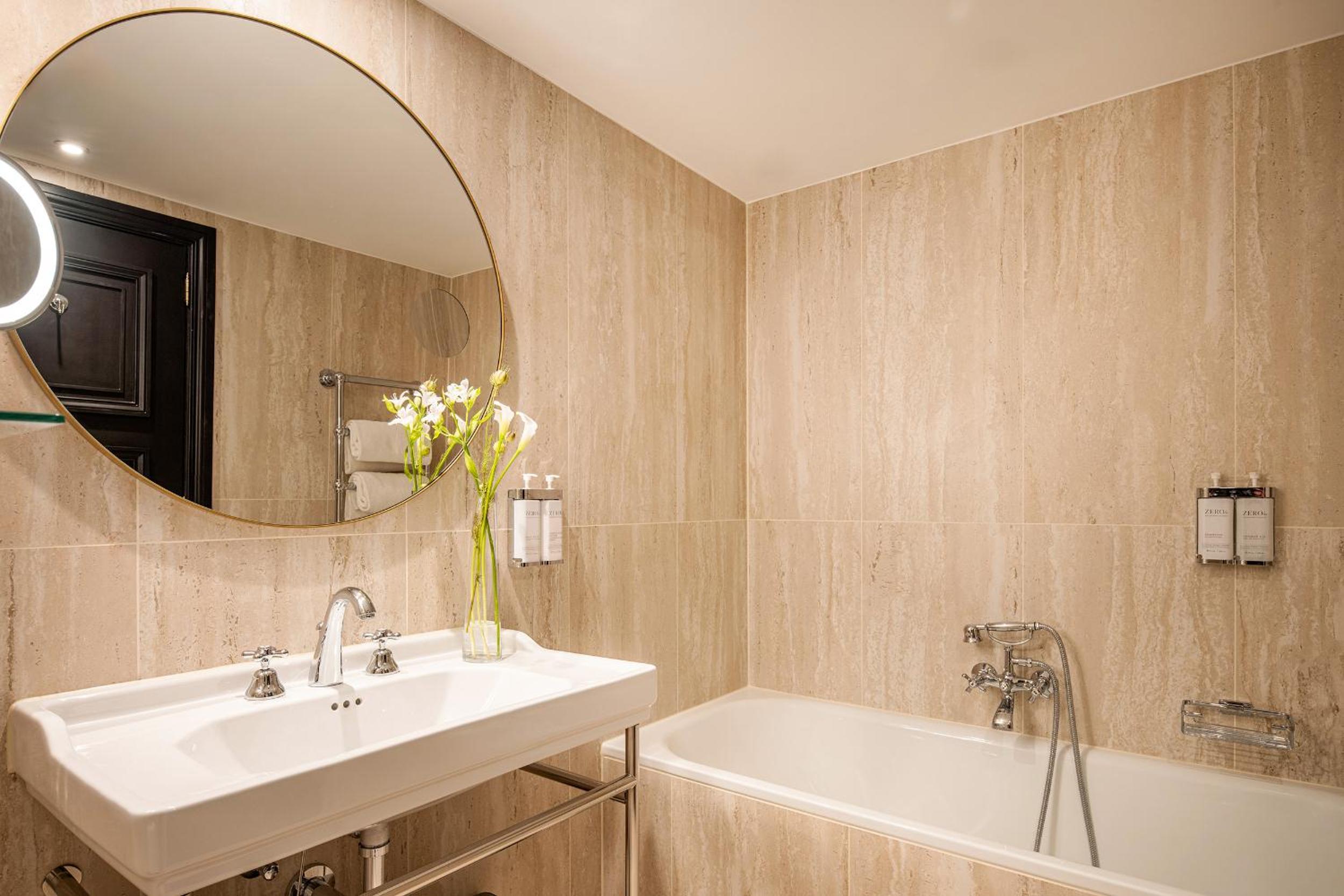 Executive Suite with City View - Photo 3