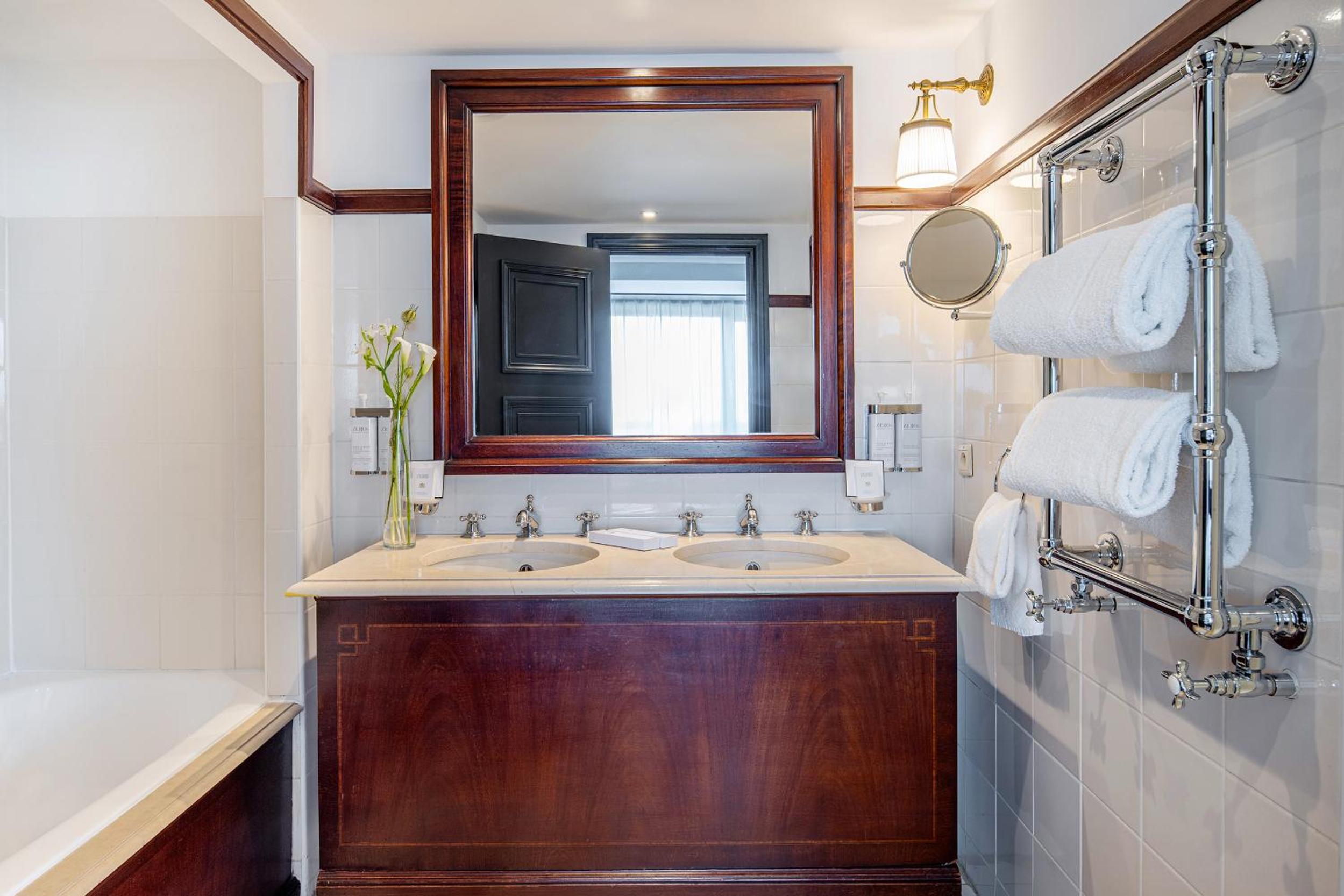 Executive Suite with City View - Photo 9