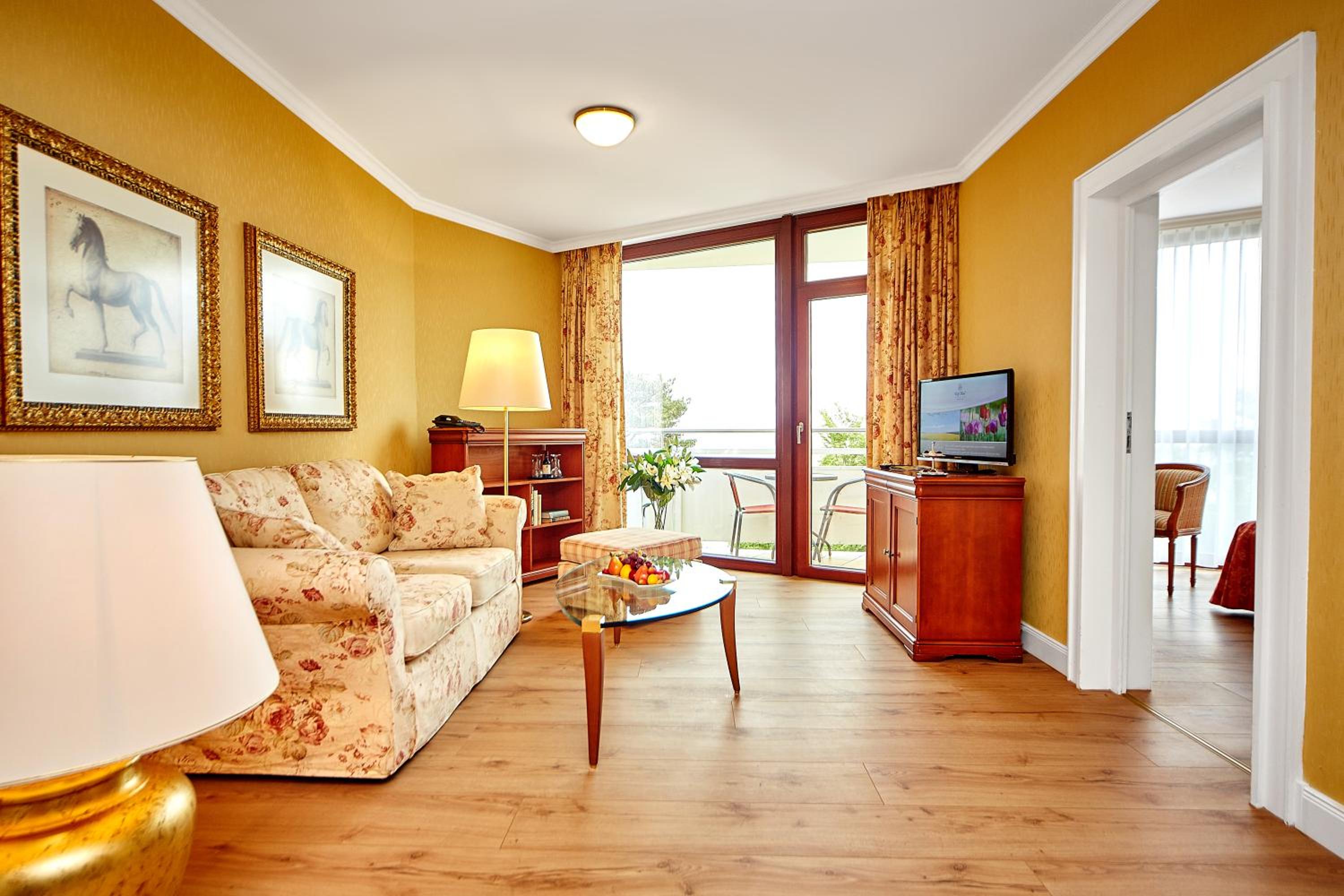 Deluxe Double Room thumbnail 5