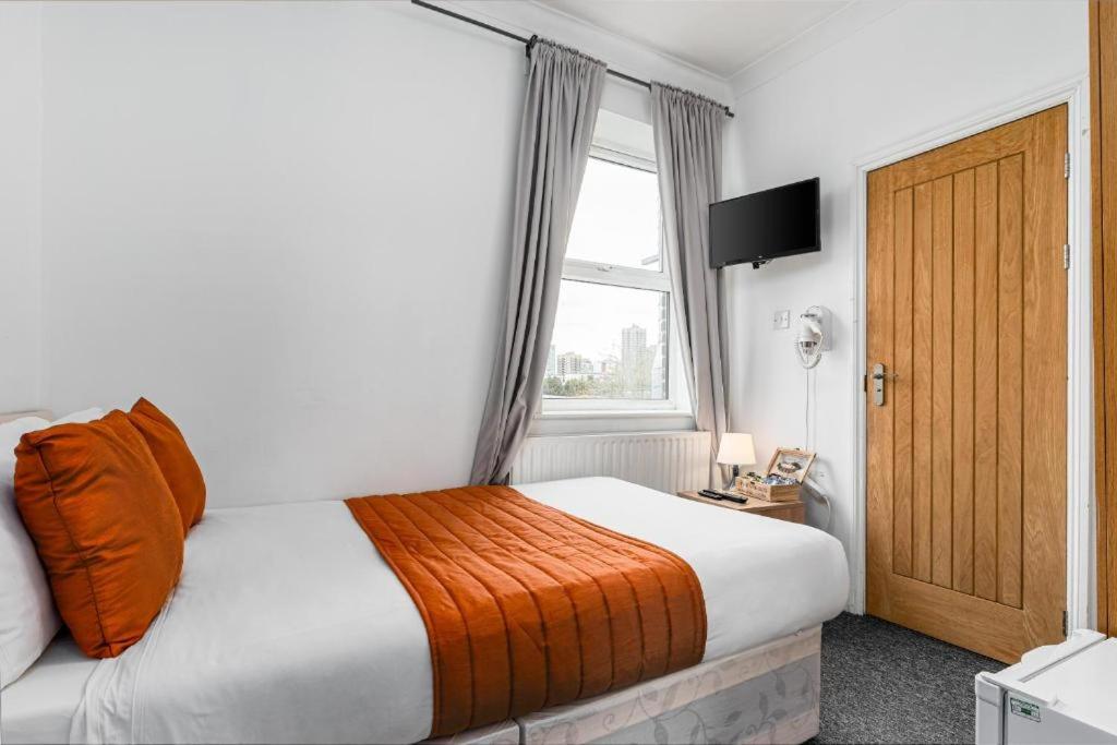Budget Double Room photo 3