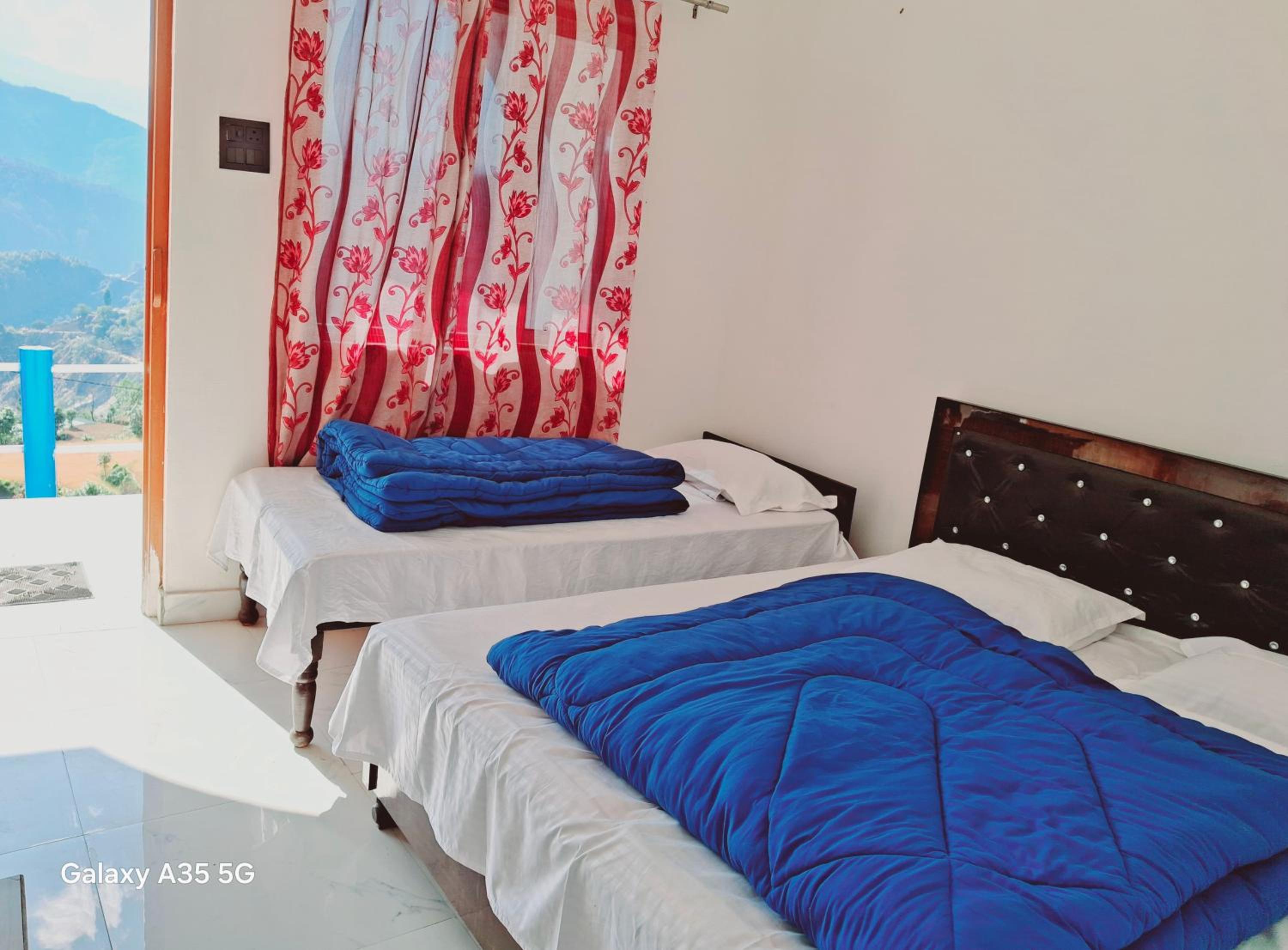 Deluxe Room (2 Adults + 1 Child) photo 1