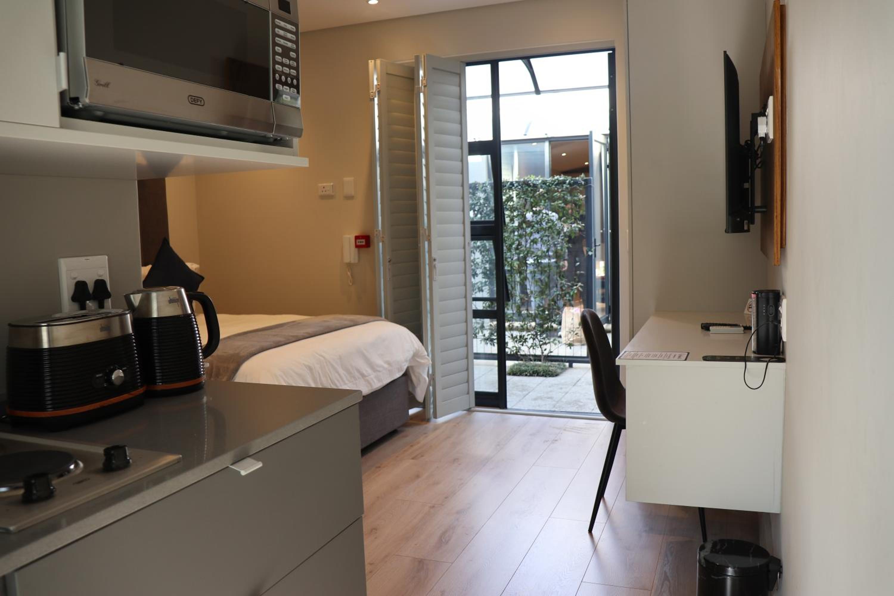 Deluxe Queen Suite