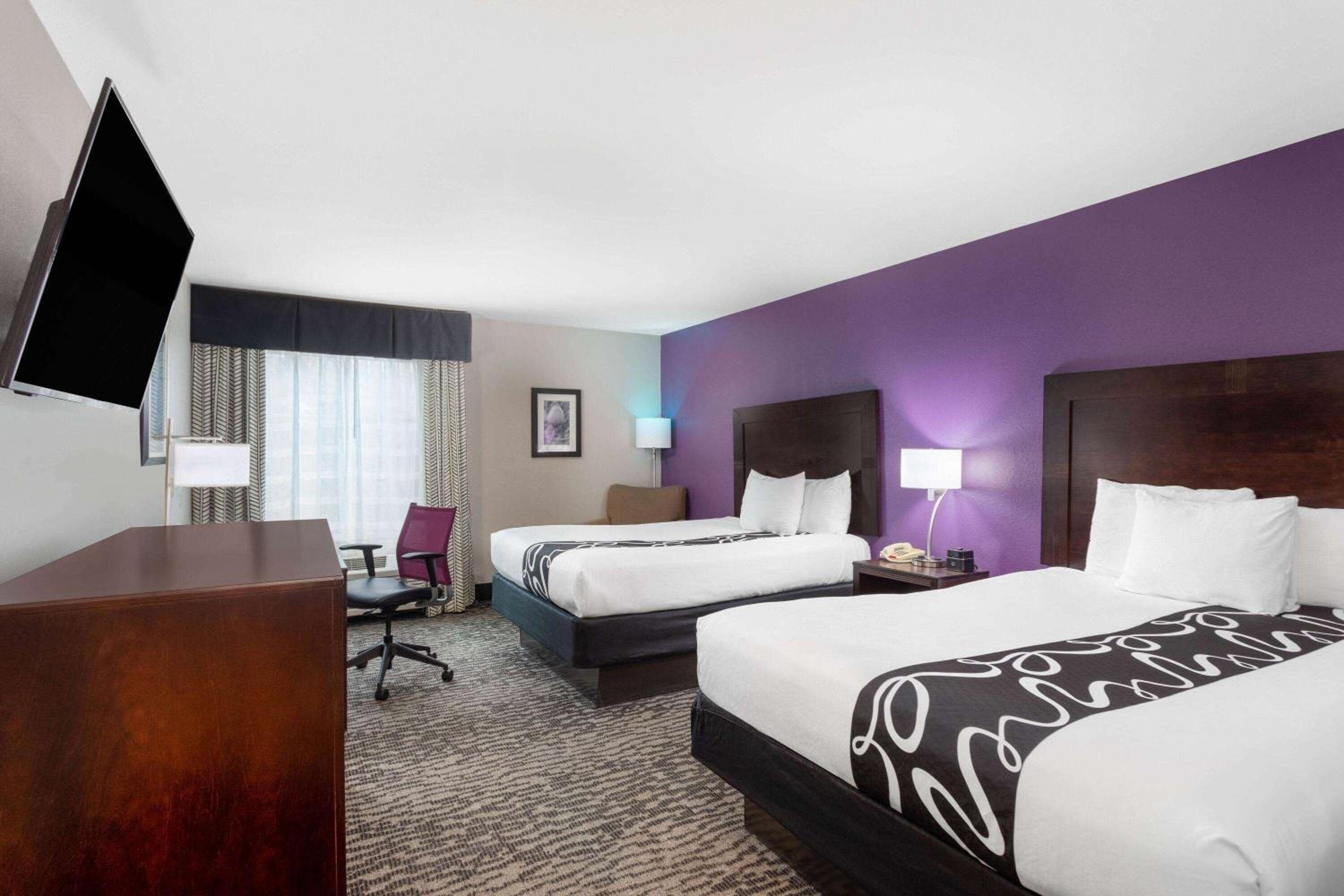 Queen Room with Two Queen Beds and Mobility/Hearing Access - Non-Smoking - Photo 2