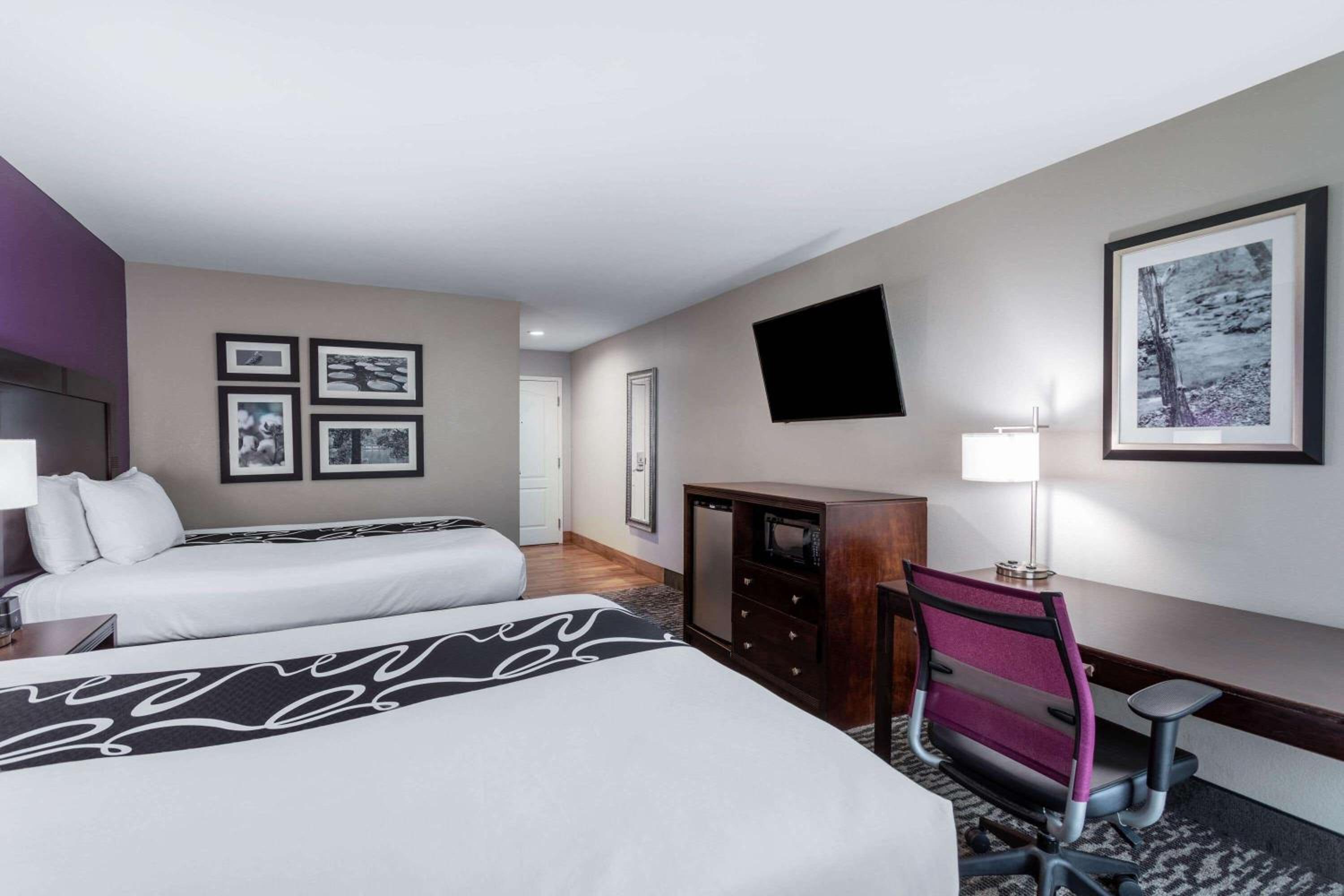 Queen Room with Two Queen Beds - Non-Smoking - Photo 4