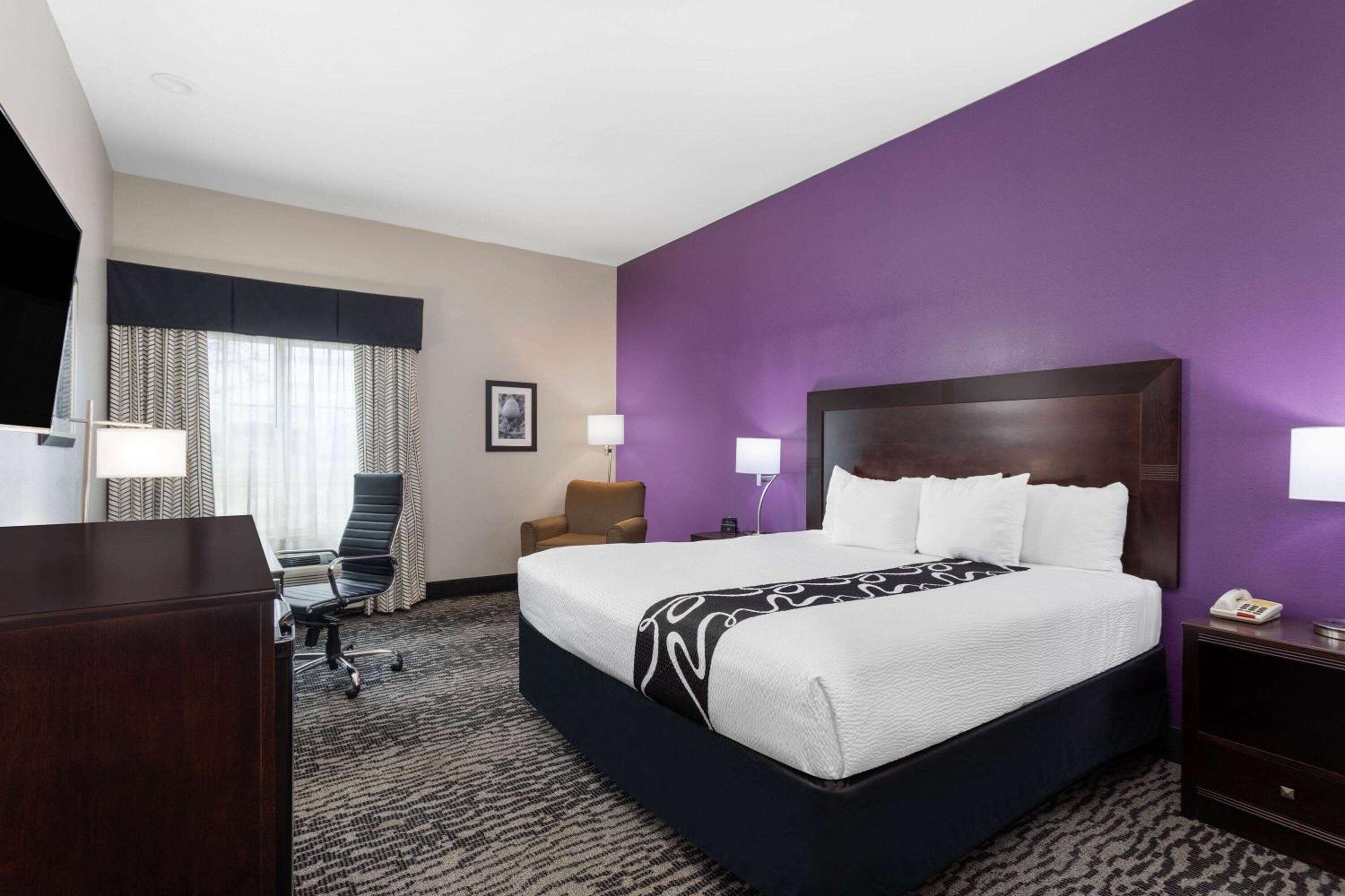 King Room - Non-Smoking - Photo 4