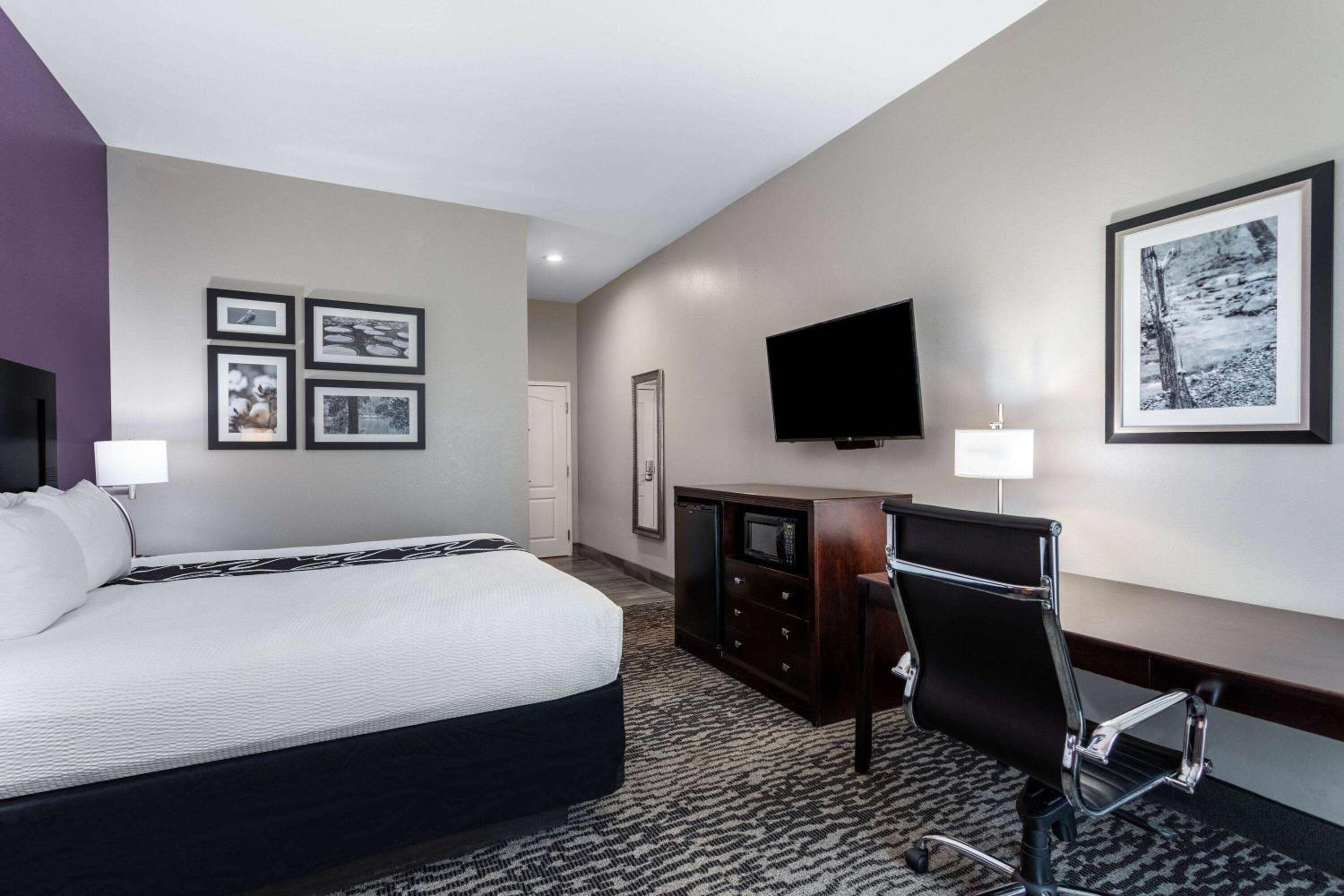 Deluxe King Room with Mobility/Hearing Impaired Access - Non-Smoking - Photo 4