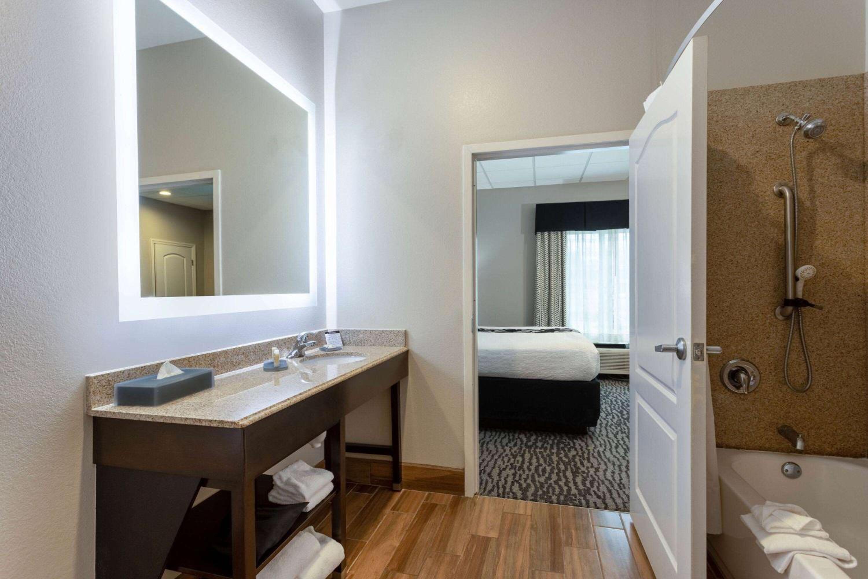 Deluxe King Room with Mobility/Hearing Impaired Access - Non-Smoking - Photo 3