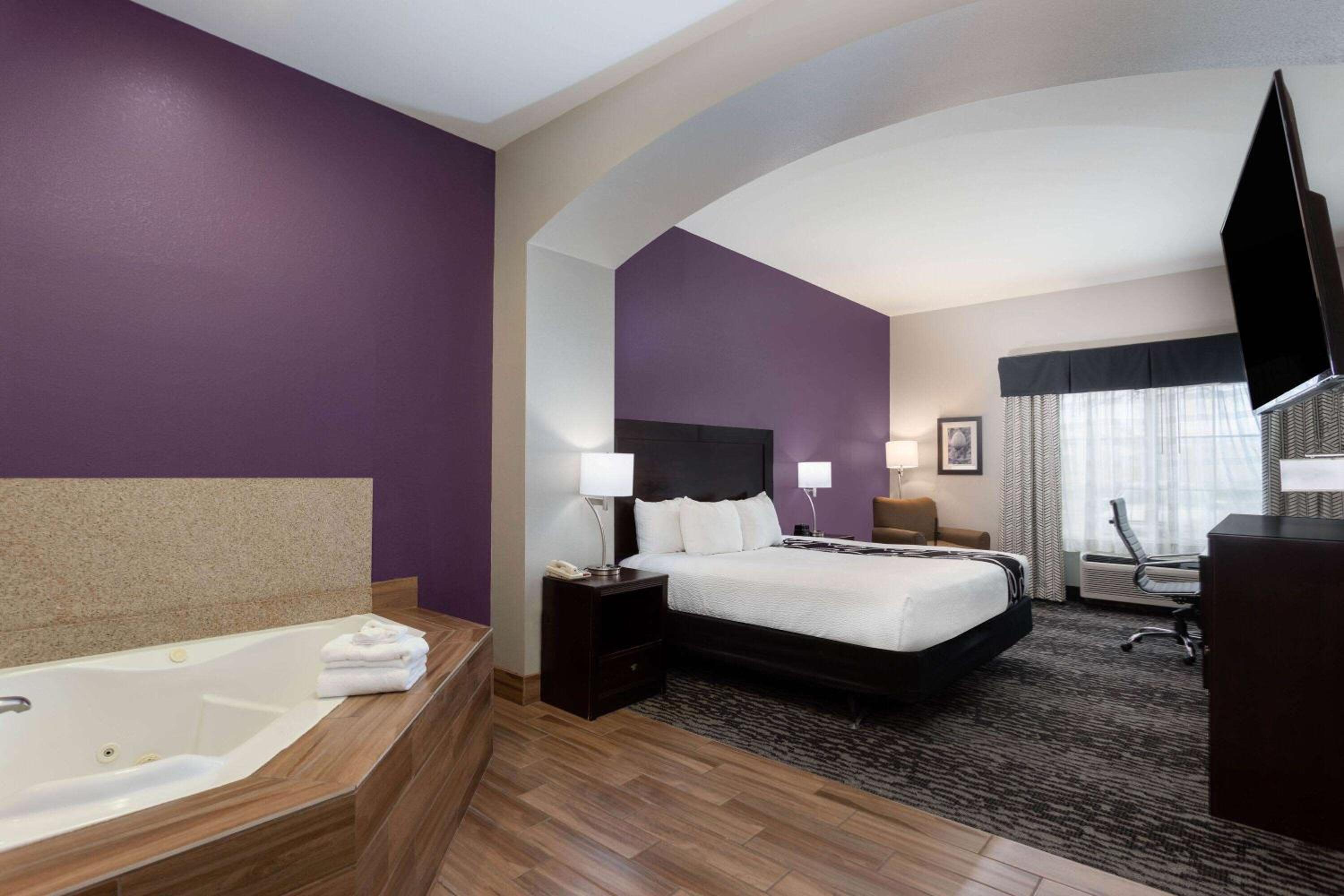 Deluxe King Studio Suite - Photo 4