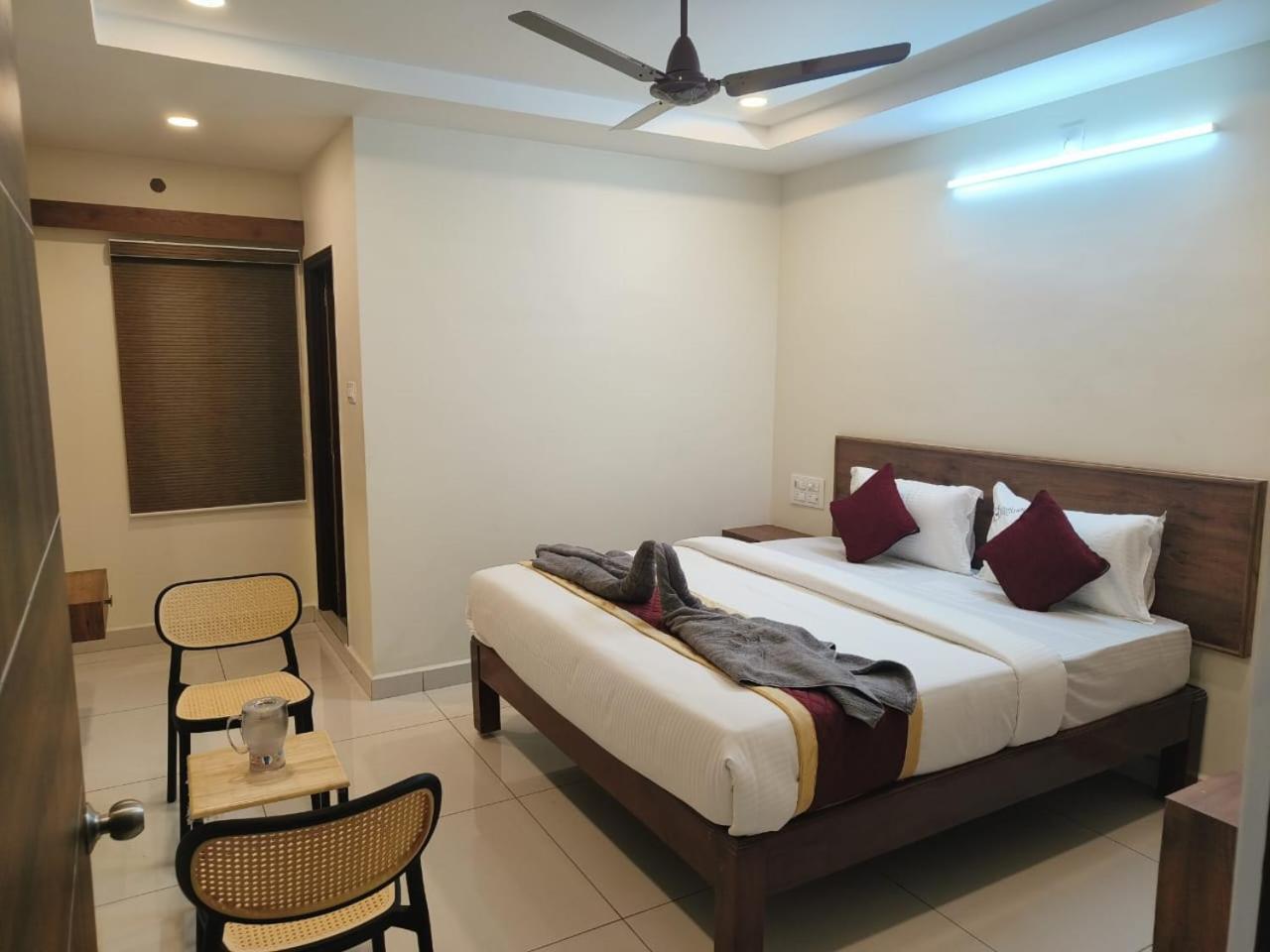 Deluxe King Room photo 1