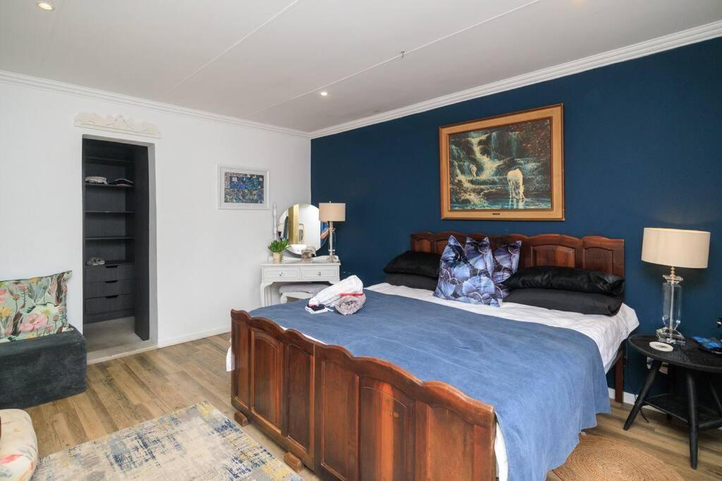 Three-Bedroom House photo 2