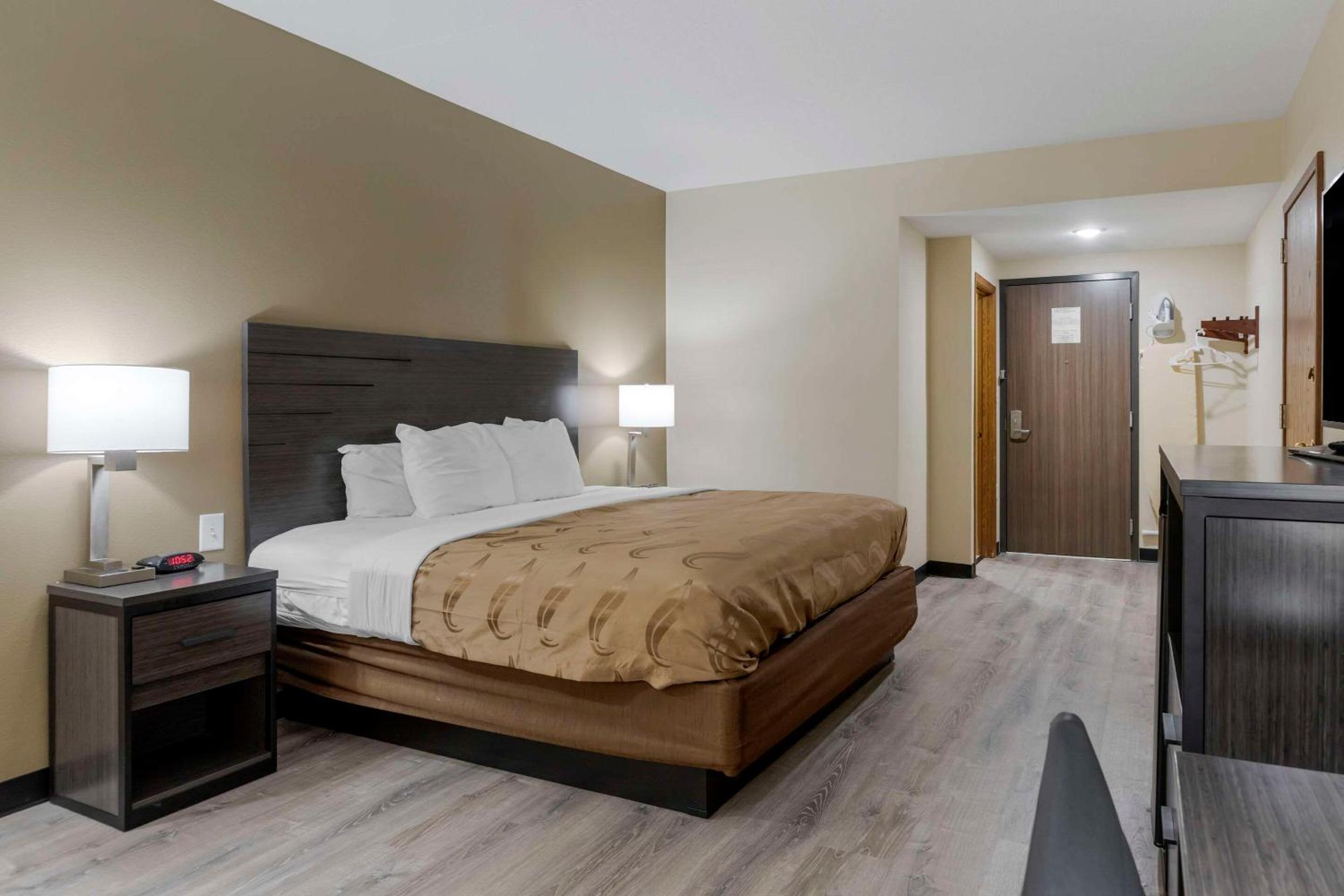 King Room - Non-Smoking - Photo 1