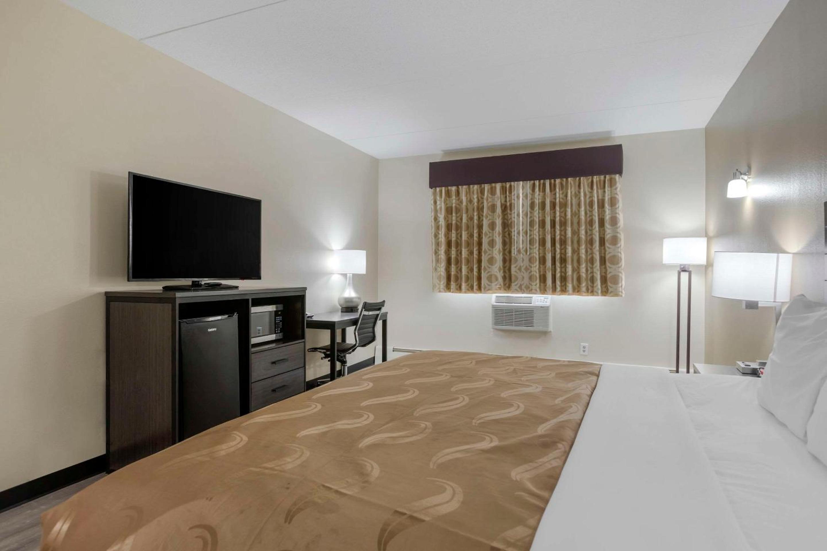 King Room - Non-Smoking - Photo 4