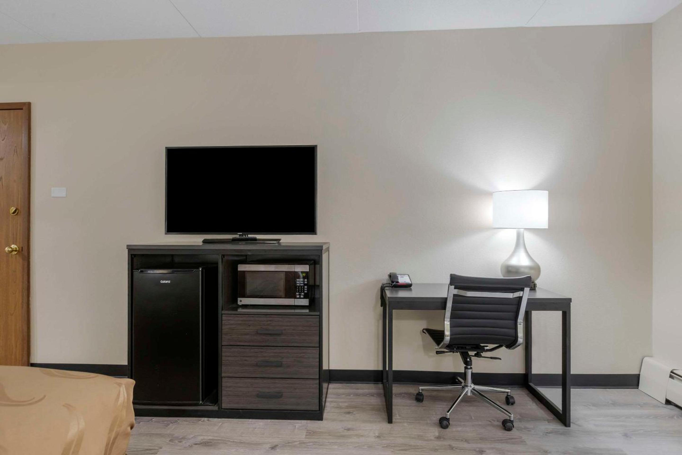 King Room - Non-Smoking - Photo 2