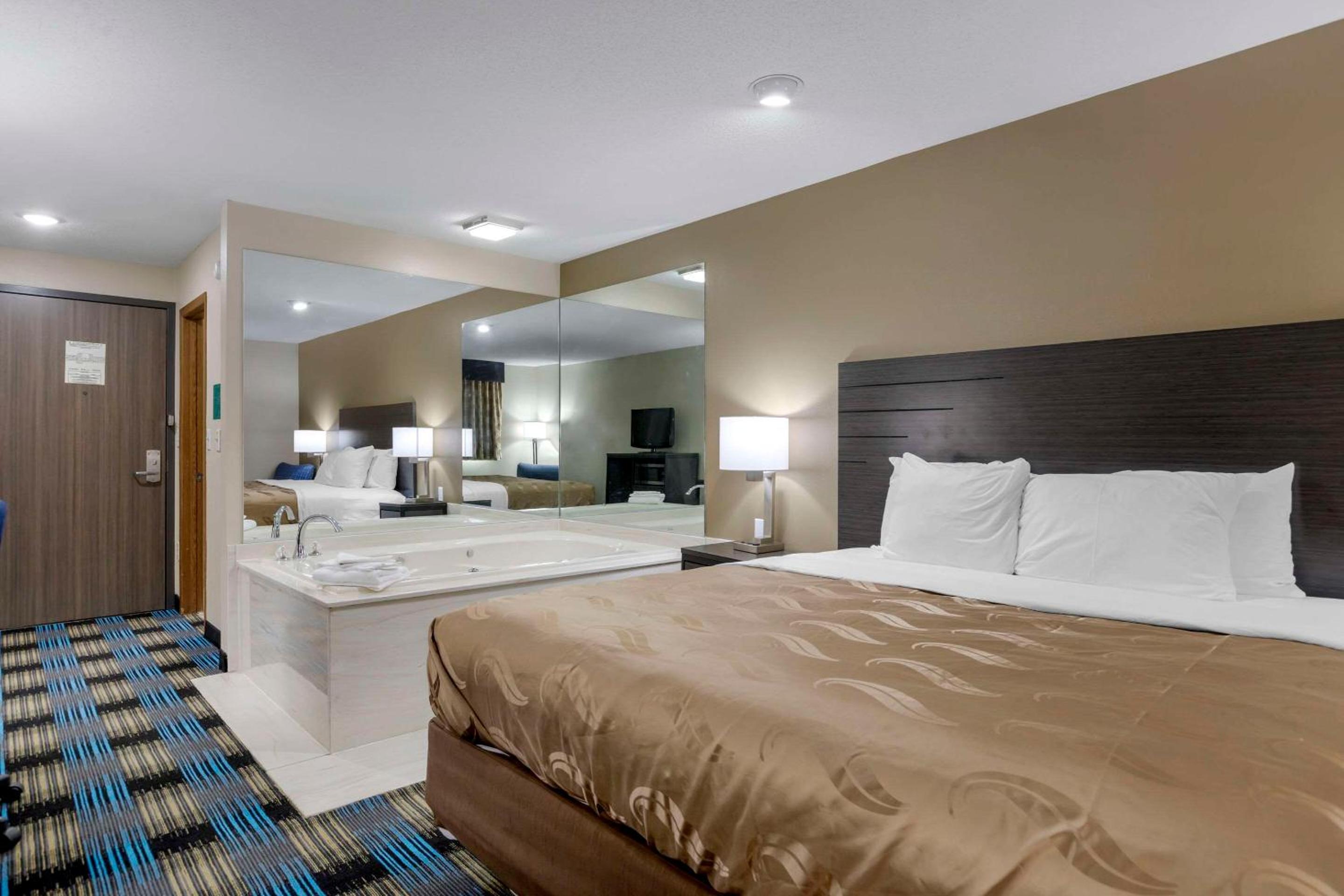 King Room with Whirlpool - Non-Smoking - Photo 1